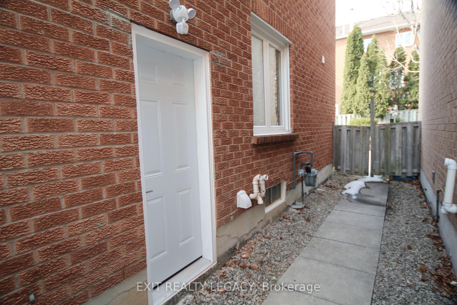 Photo 3 of 249 Thornway Avenue, Vaughan, Brownridge — HOMEH