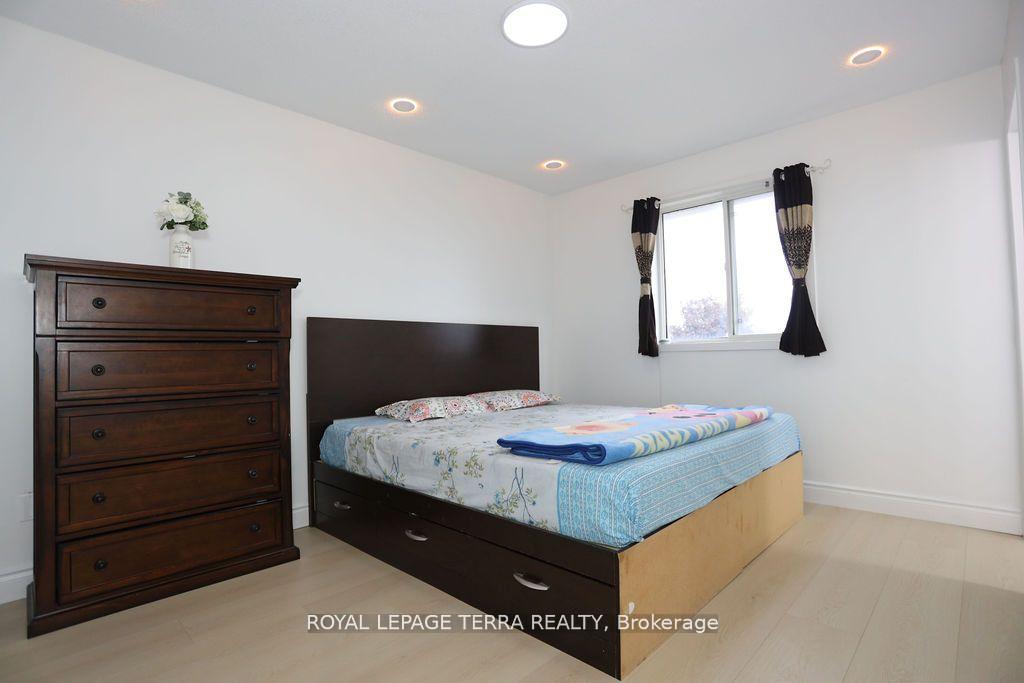 Photo 17 of 45 Peregrine Road, Barrie, Little Lake — HOMEH