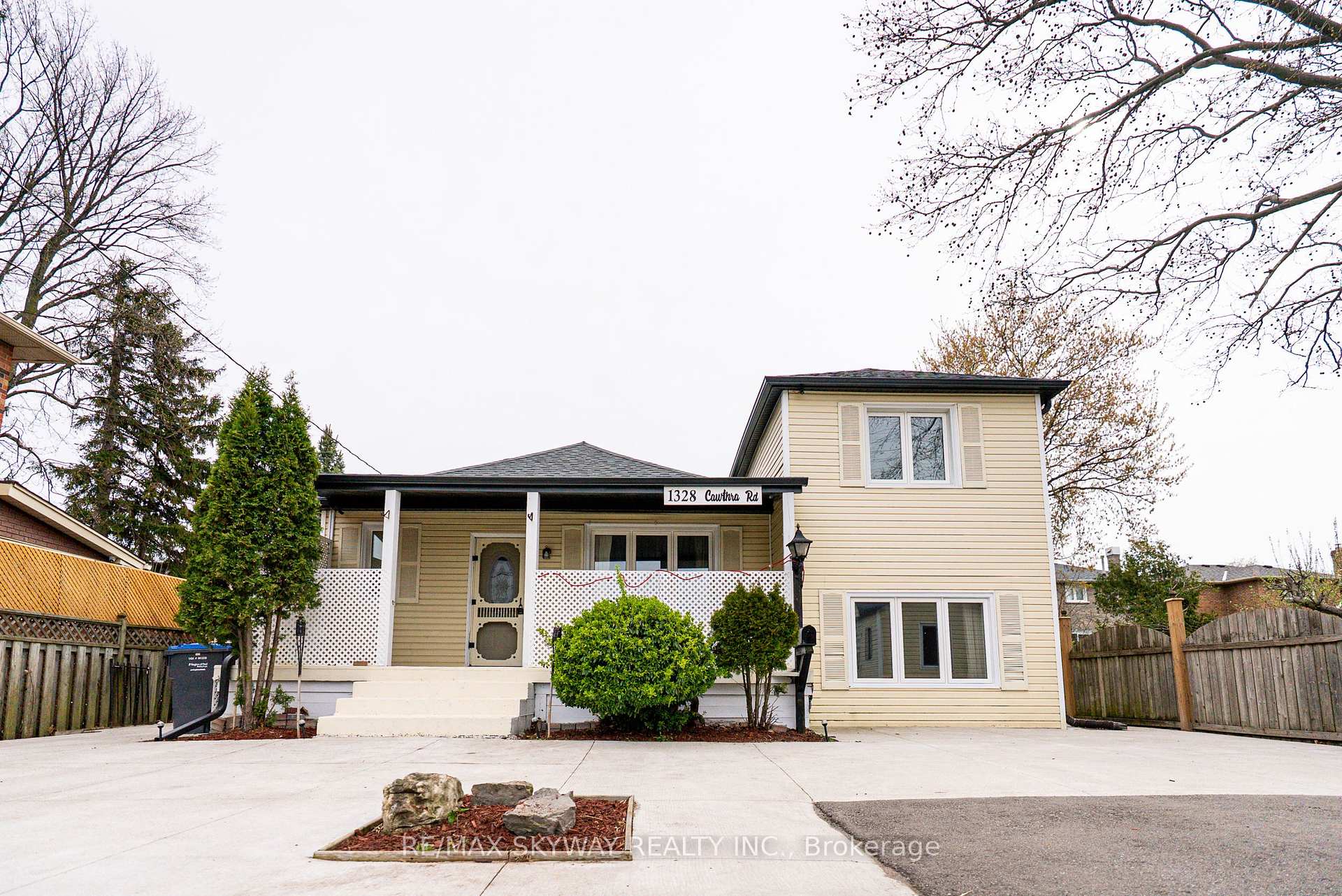 Front of 1328 Cawthra Road W