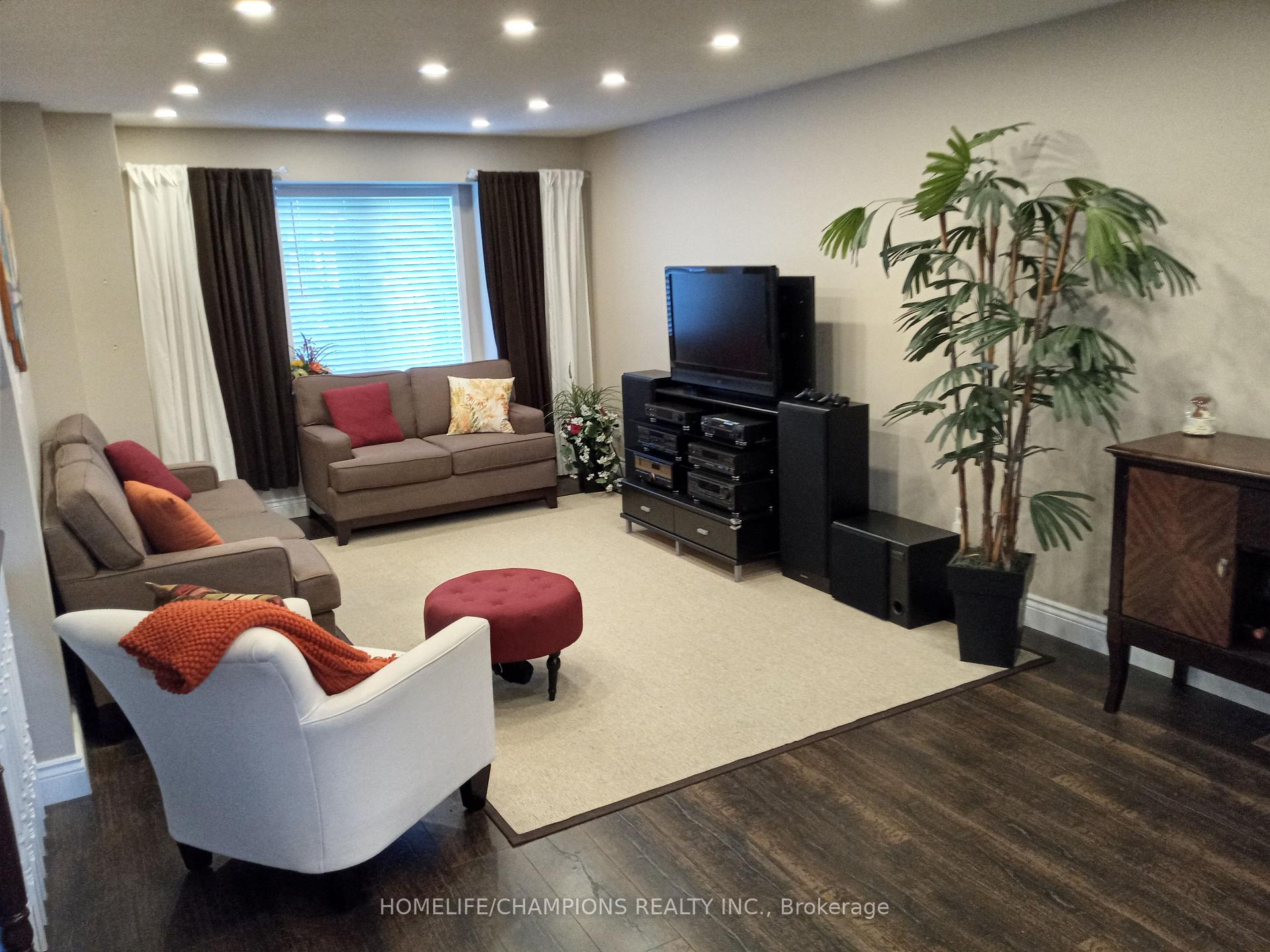 Photo 3 of 147 Stokely Crescent, Whitby, Downtown Whitby — HOMEH