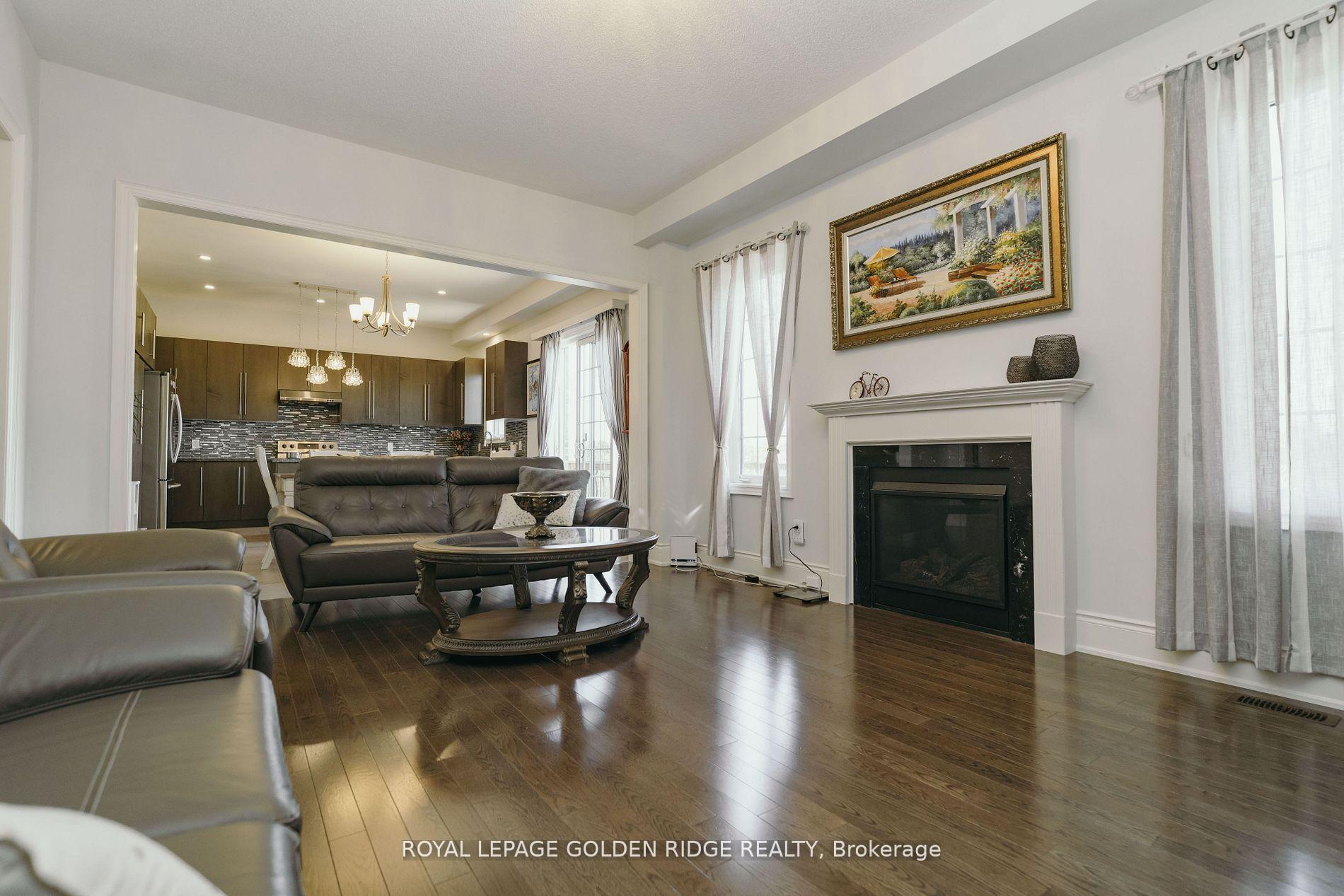 Photo 7 of 20 Crane Street, Aurora, Rural Aurora — HOMEH