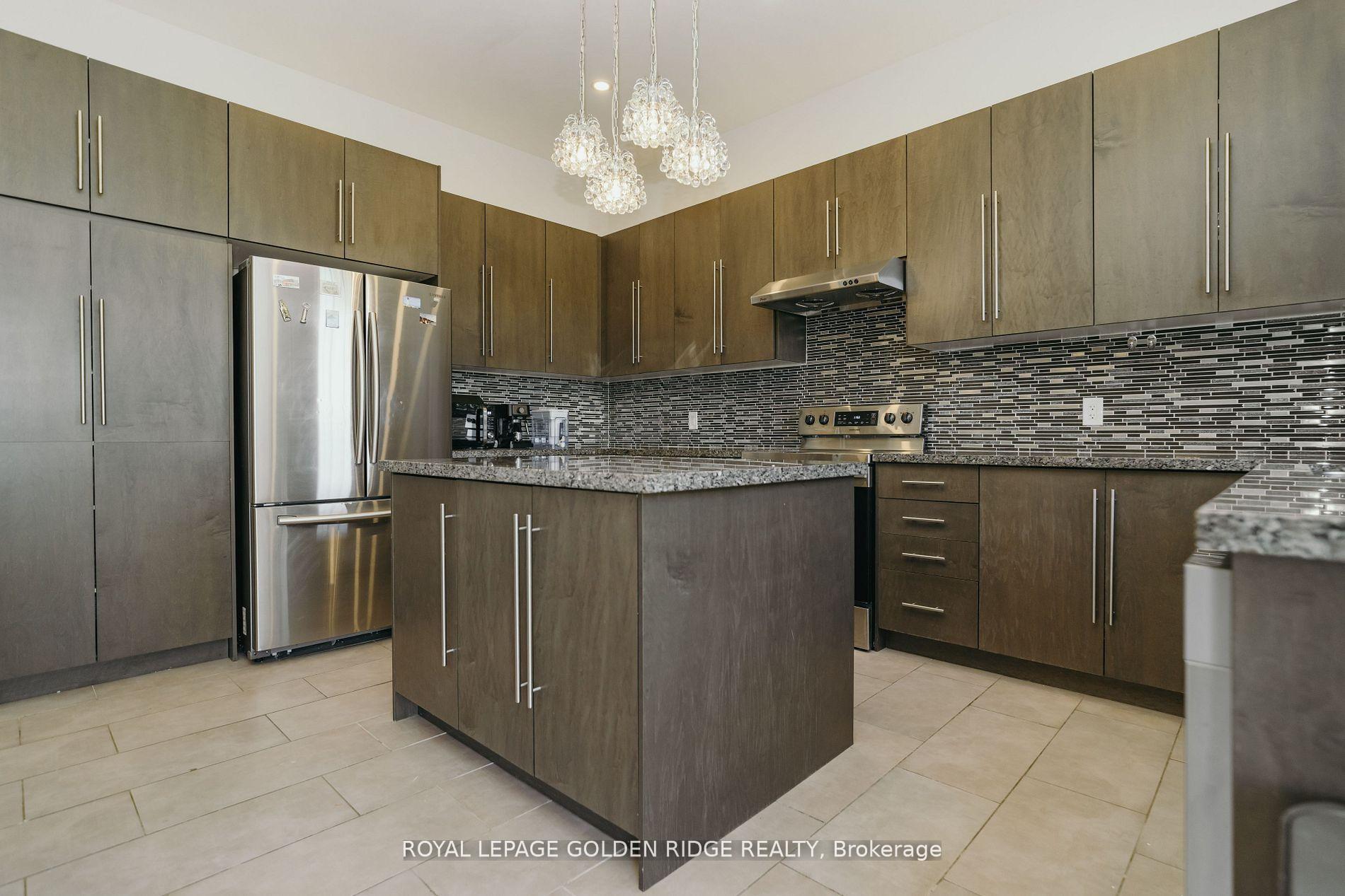 Photo 10 of 20 Crane Street, Aurora, Rural Aurora — HOMEH