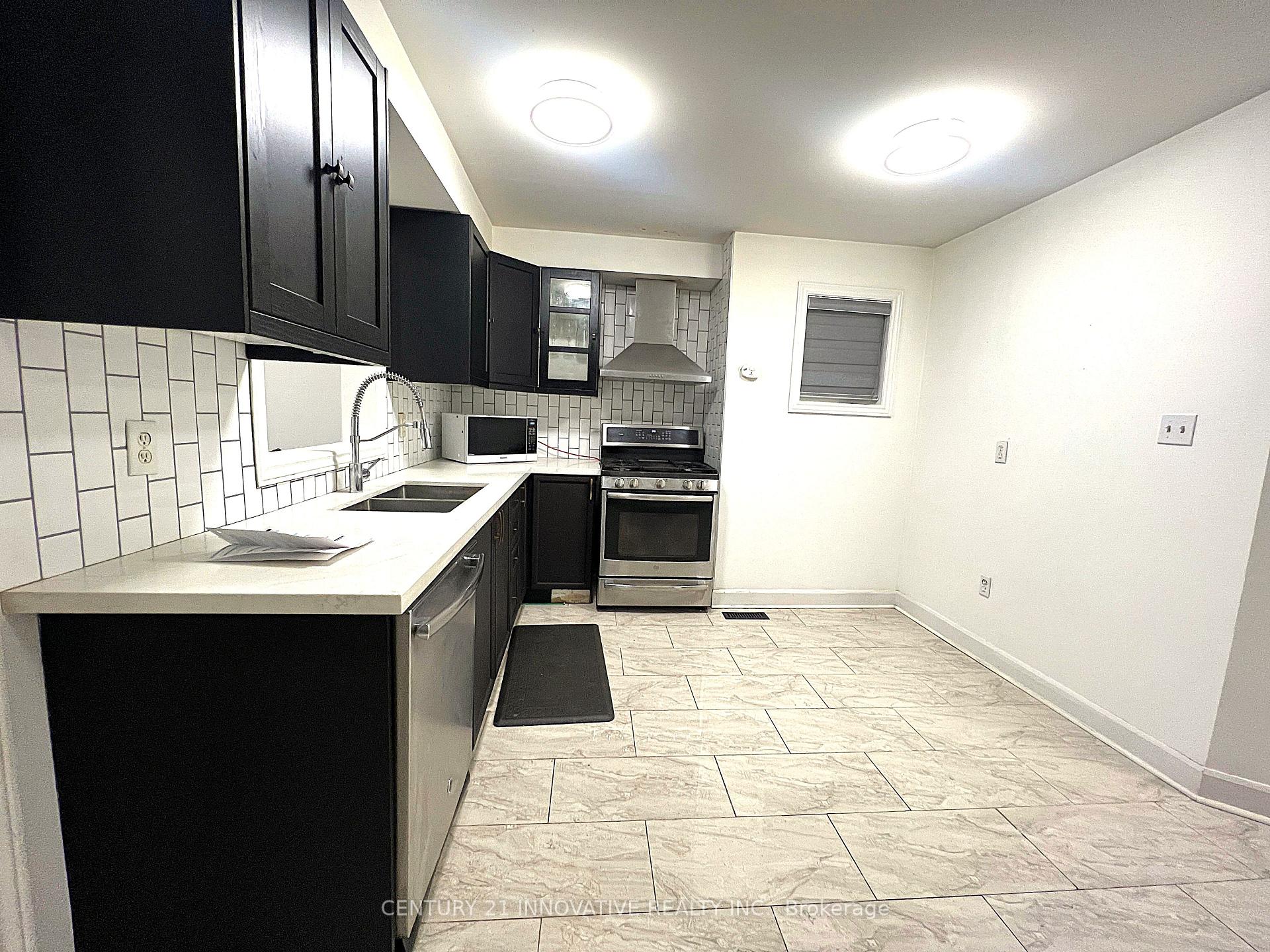 Photo 3 of 94 Kirkland Place, Whitby, Williamsburg — HOMEH