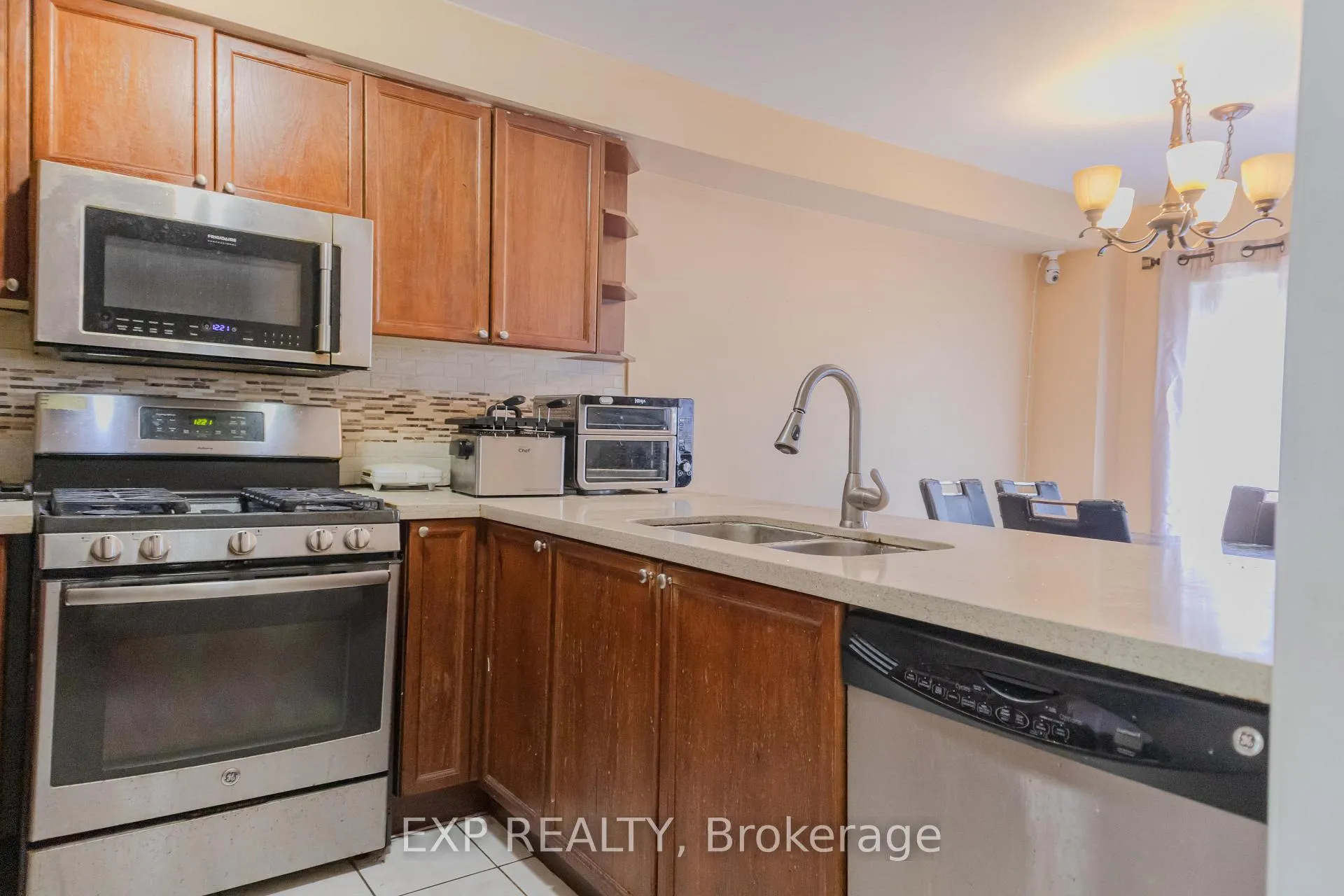 Photo 16 of 136 Kirkland Place, Whitby, Williamsburg — HOMEH