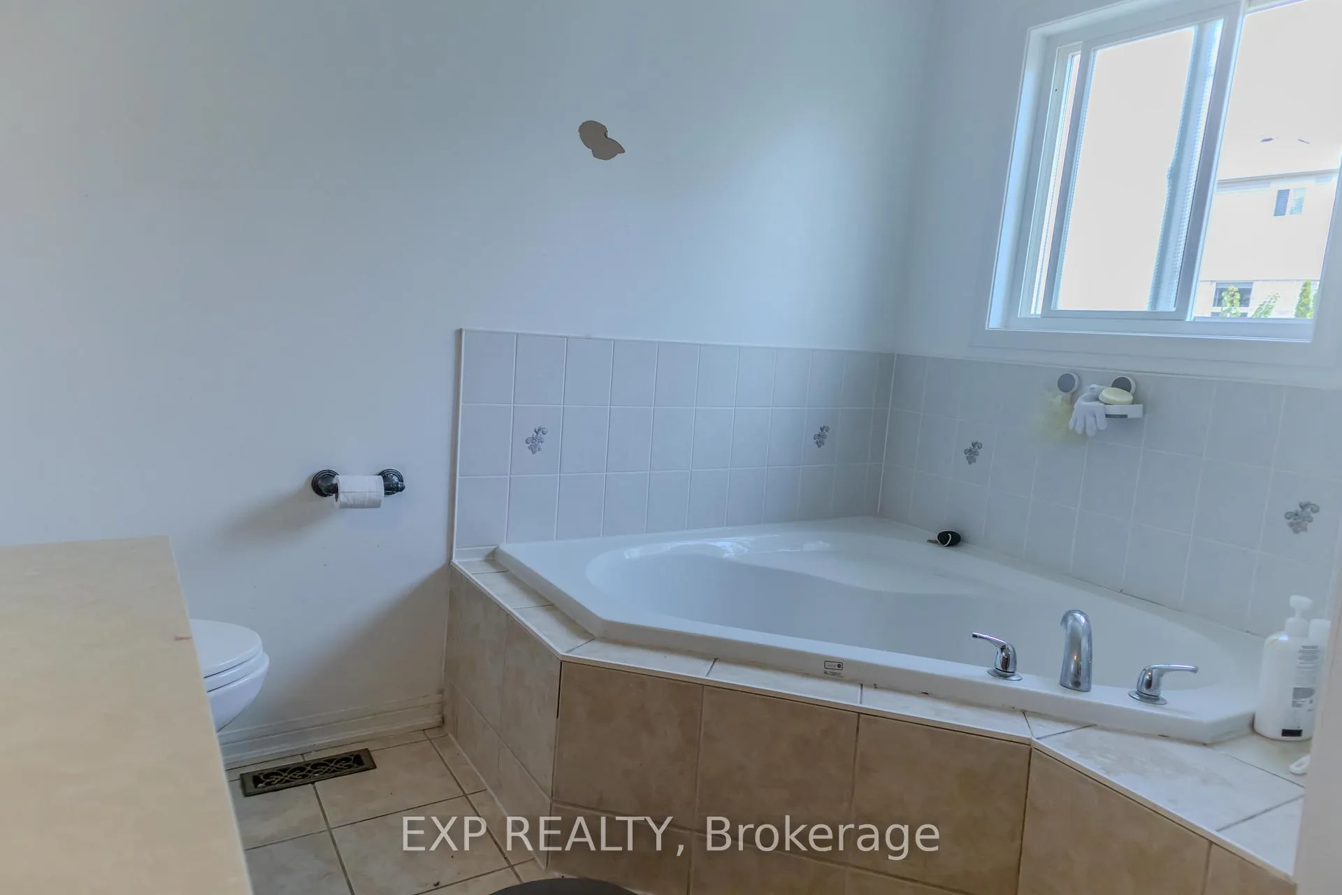 Photo 22 of 136 Kirkland Place, Whitby, Williamsburg — HOMEH