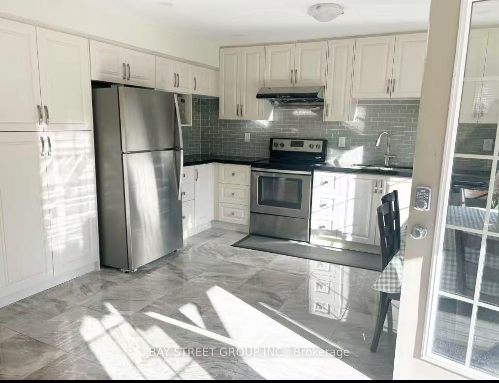 Photo 3 of 37 Heintzman Crescent, Vaughan, Patterson — HOMEH