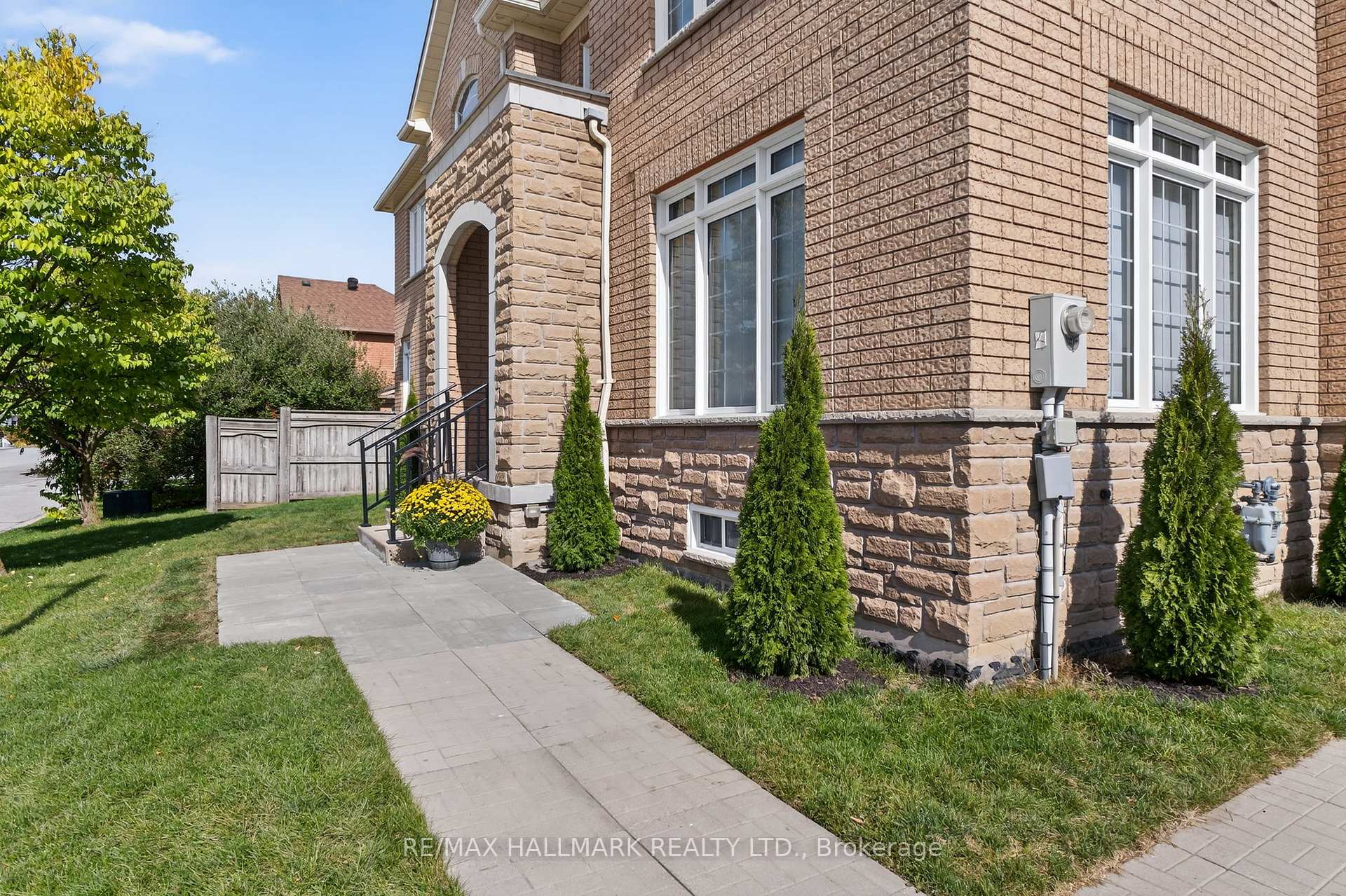 Photo 4 of 50 Bentwood Crescent, Vaughan, Patterson — HOMEH