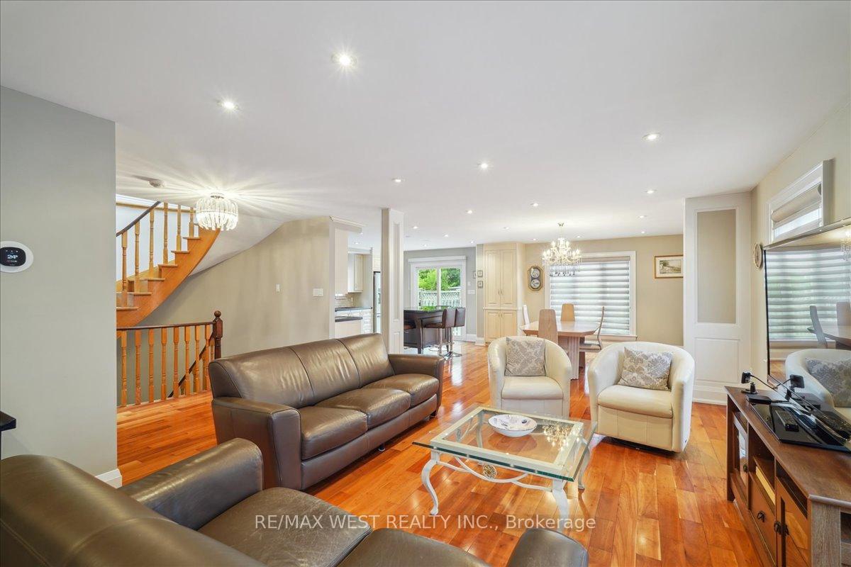 Photo 4 of 57 Judith Avenue, Vaughan, Brownridge — HOMEH