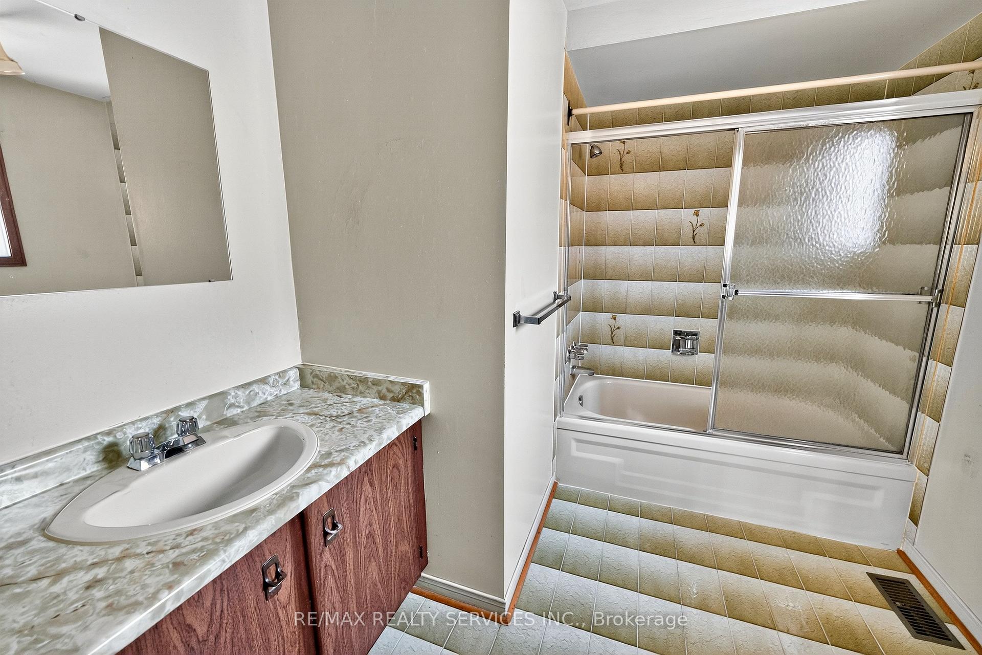 Photo 20 of 87 Birch Meadow Outlook, Vaughan, East Woodbridge — HOMEH