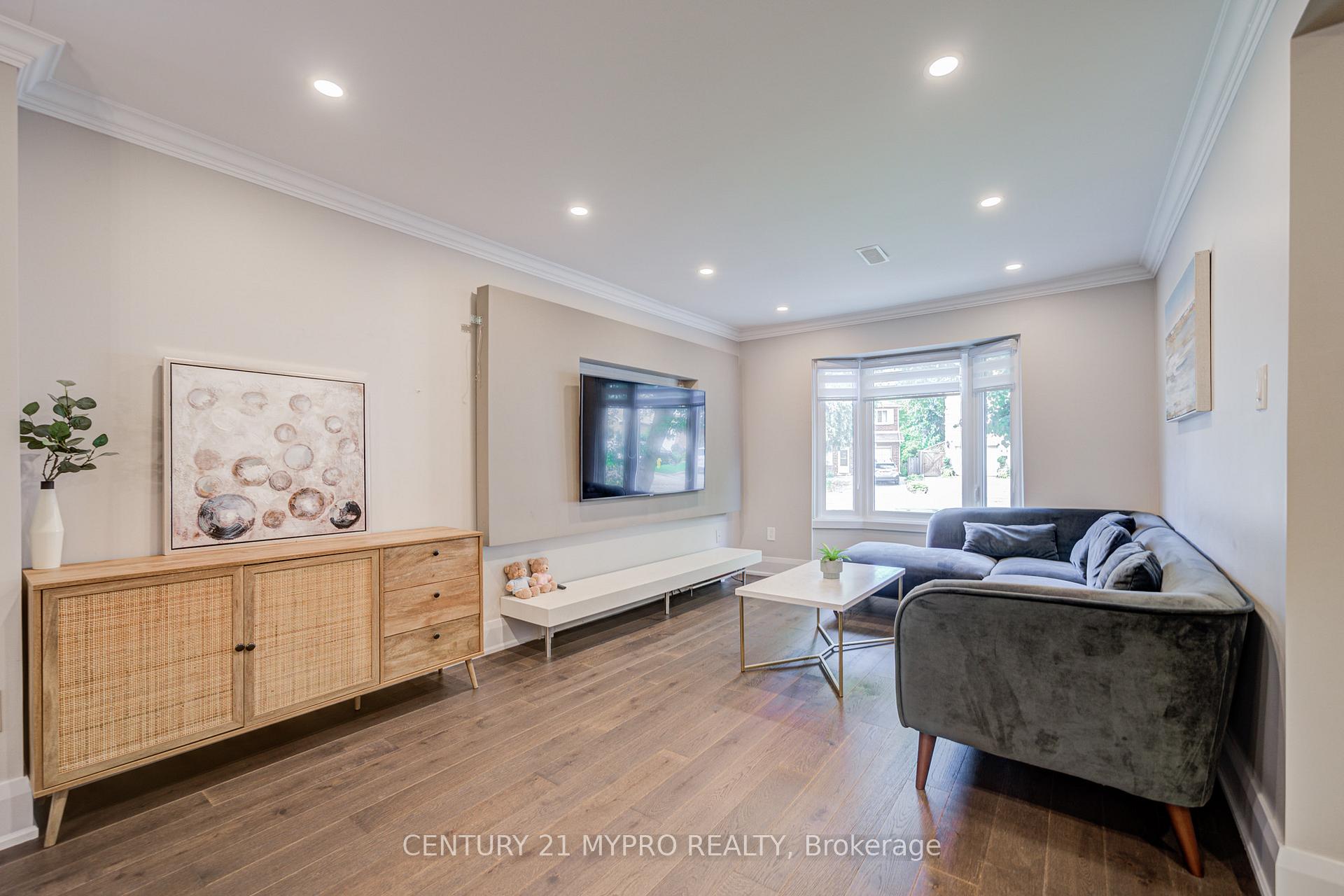 Photo 2 of 11 Sundown Court, Vaughan, Lakeview Estates — HOMEH