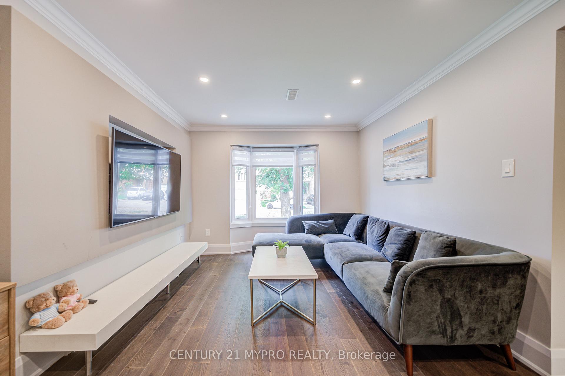 Photo 3 of 11 Sundown Court, Vaughan, Lakeview Estates — HOMEH