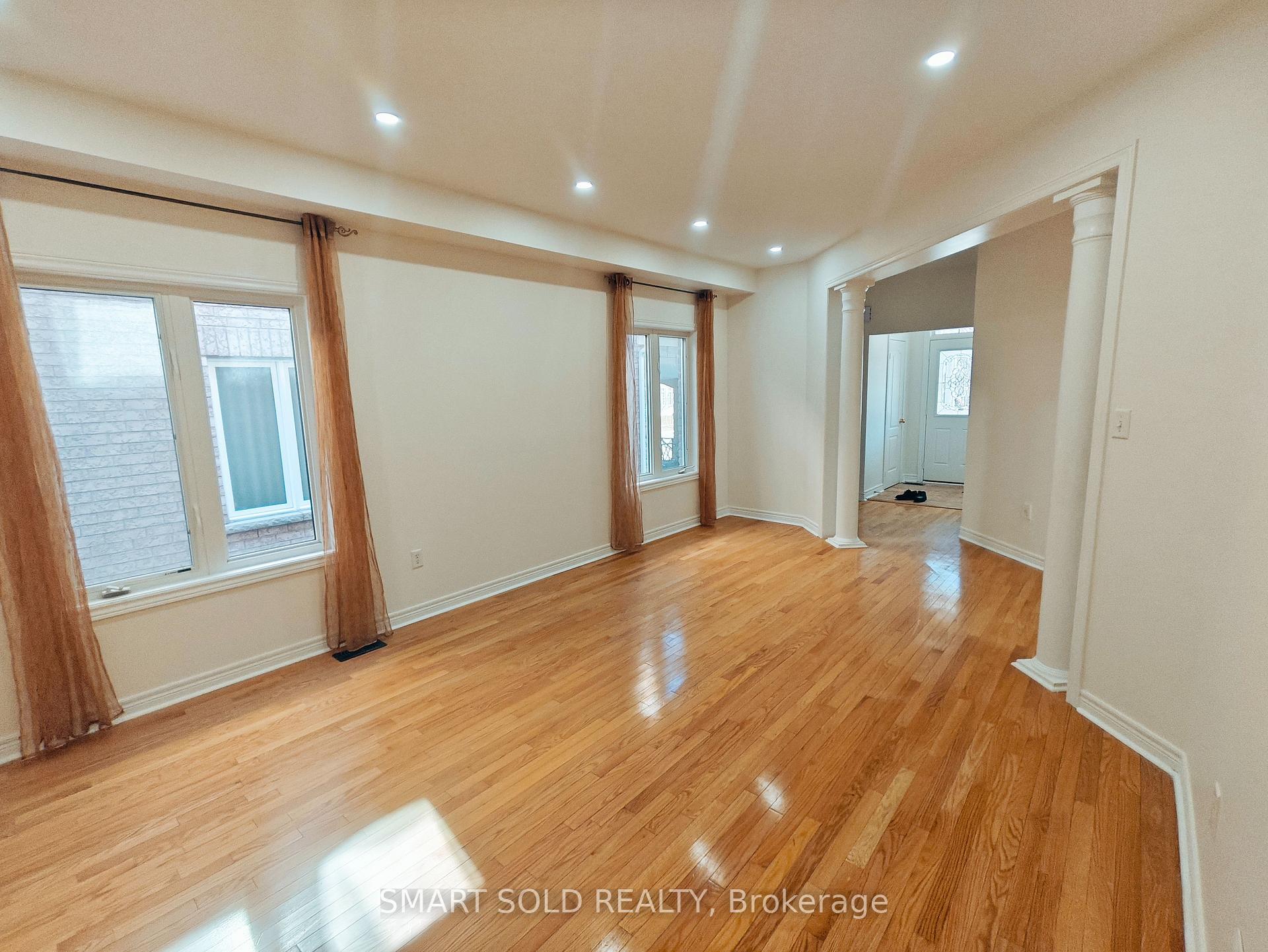 Photo 4 of 56 Santa Amato Crescent, Vaughan, Patterson — HOMEH