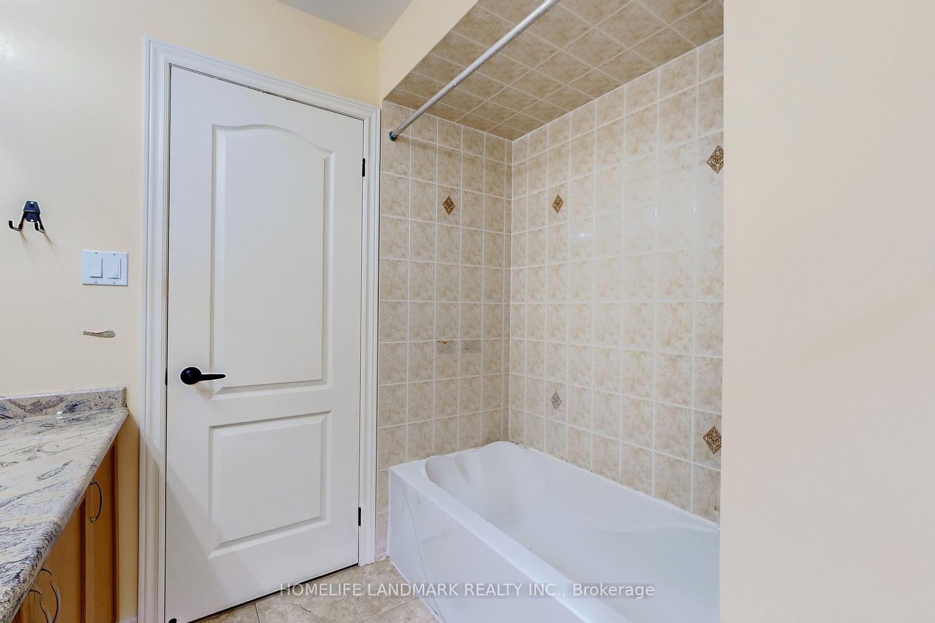 Photo 24 of 62 White Spruce Crescent, Vaughan, Patterson — HOMEH
