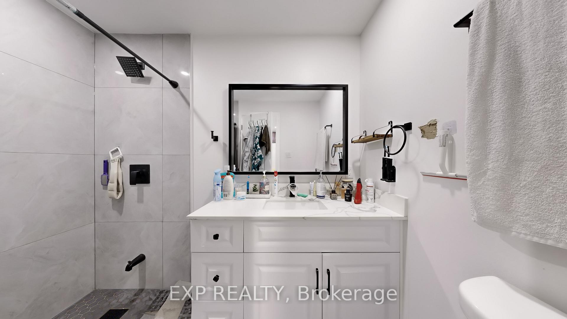 Photo 5 of 552 Mactier Drive S, Vaughan, Kleinburg — HOMEH