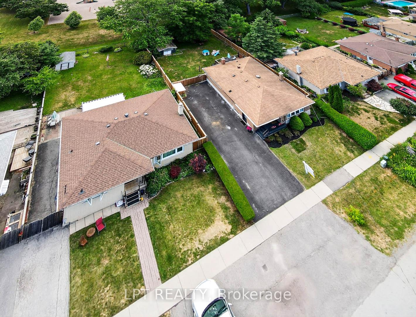 Photo 3 of 918 Walton Boulevard, Whitby, Williamsburg — HOMEH