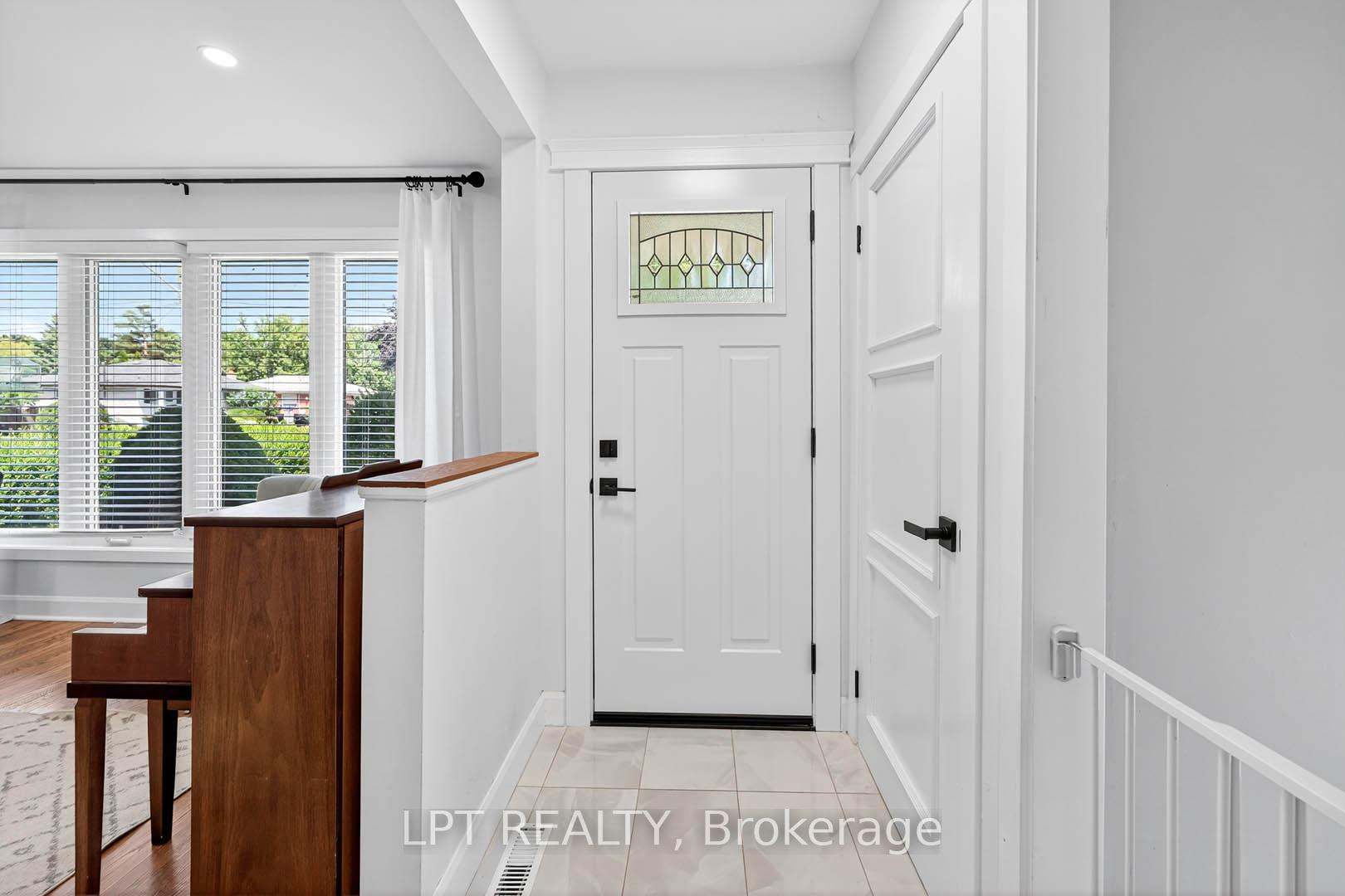 Photo 9 of 918 Walton Boulevard, Whitby, Williamsburg — HOMEH