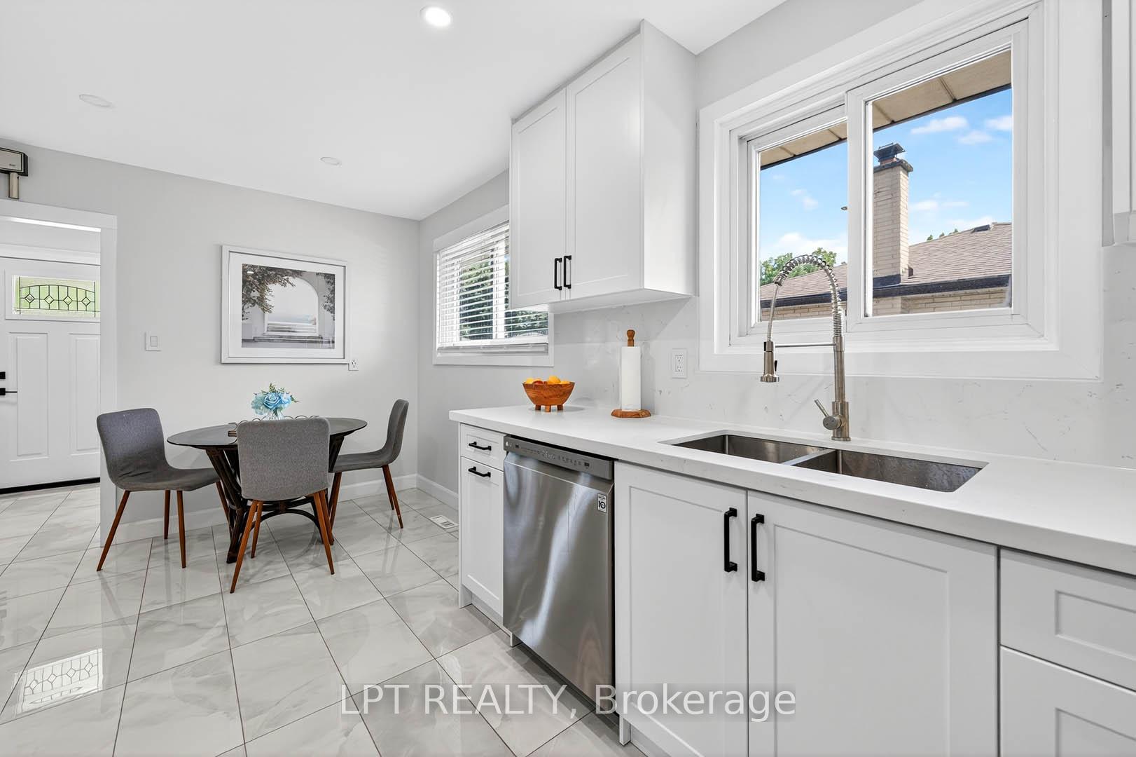 Photo 18 of 918 Walton Boulevard, Whitby, Williamsburg — HOMEH