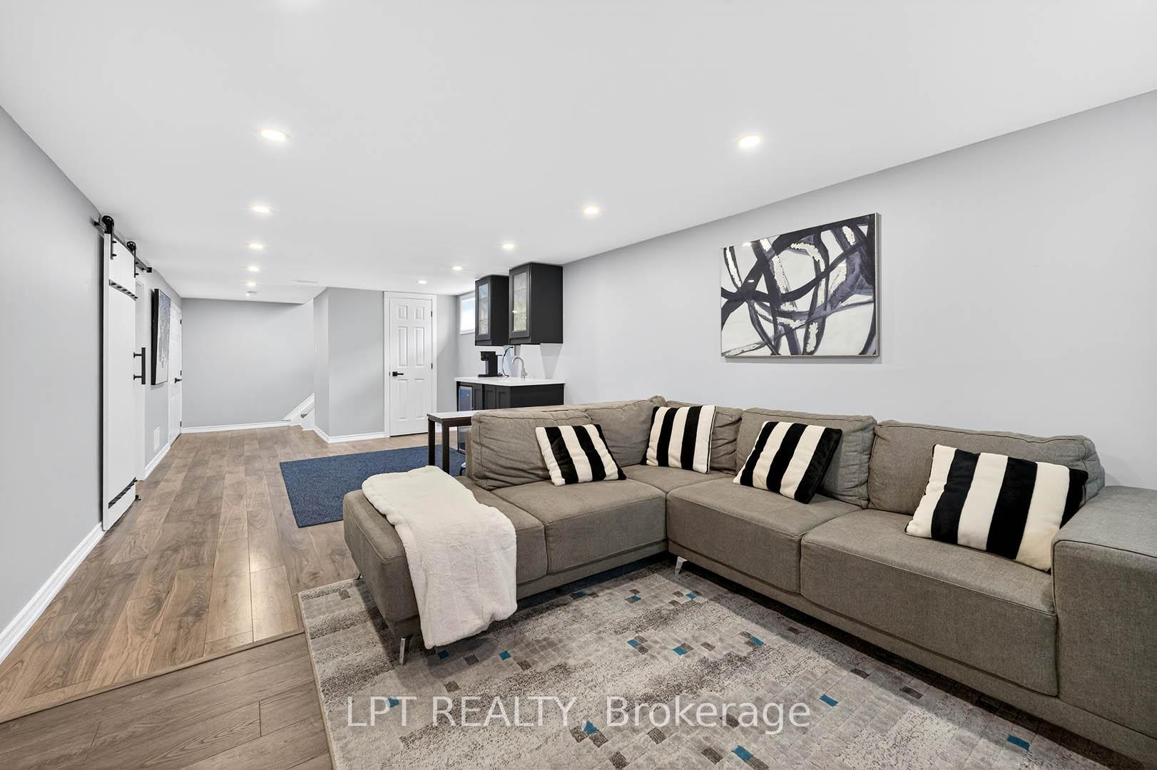 Photo 34 of 918 Walton Boulevard, Whitby, Williamsburg — HOMEH