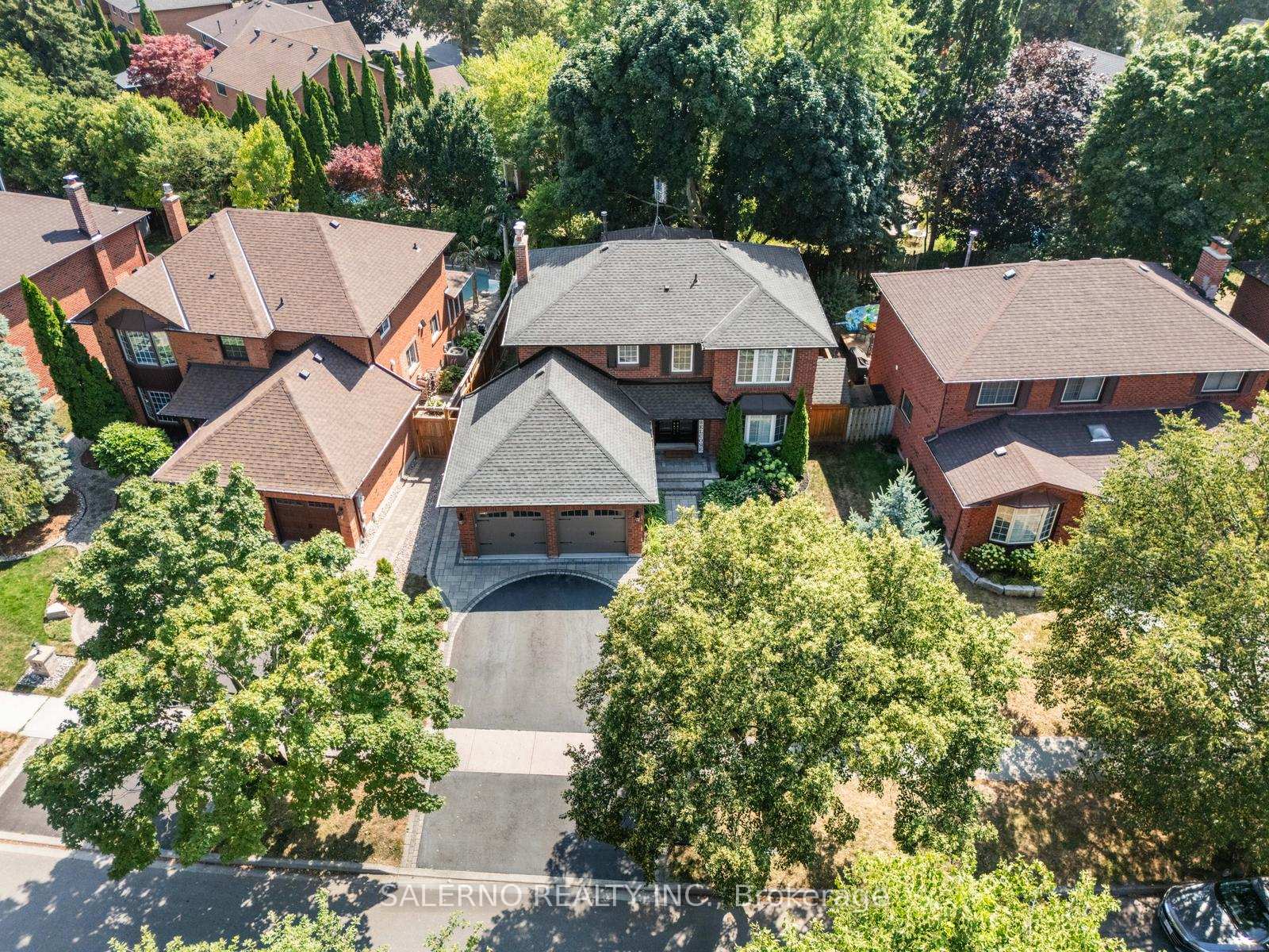 Photo 2 of 32 Glen Hill Drive, Whitby, Blue Grass Meadows — HOMEH