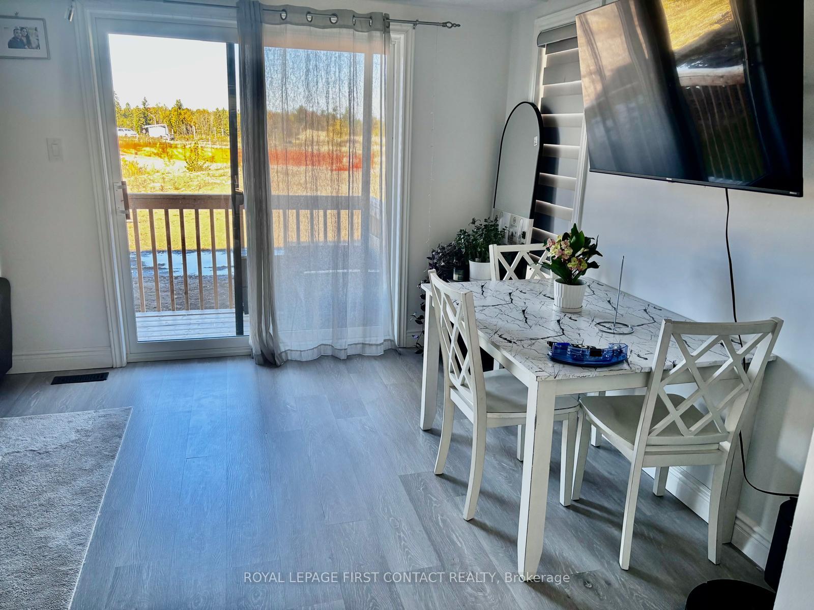 Photo 4 of 21 Blue Forest Crescent, Barrie, Innis-Shore — HOMEH