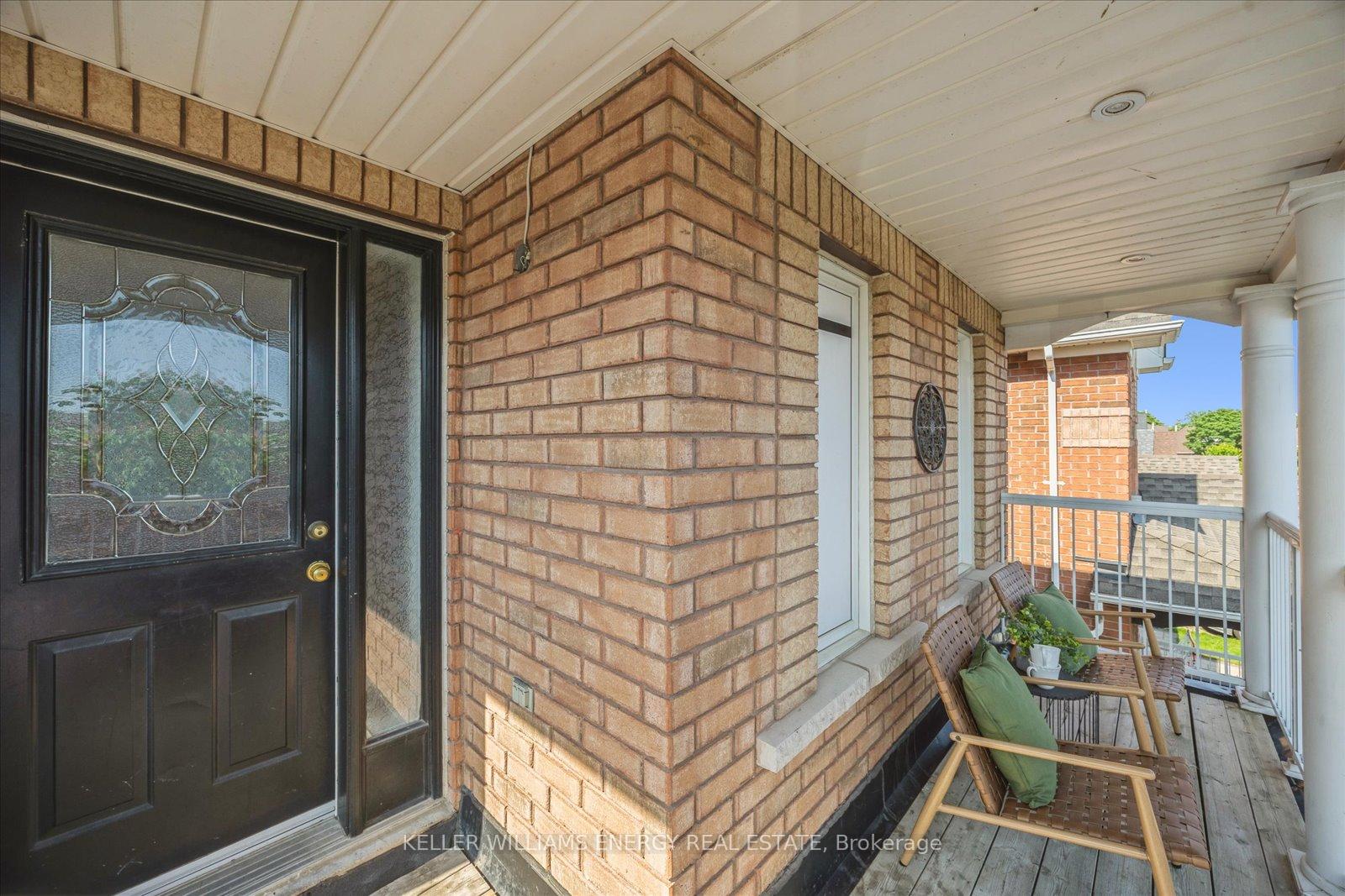 Photo 3 of 18 Helston Crescent, Whitby, Brooklin — HOMEH