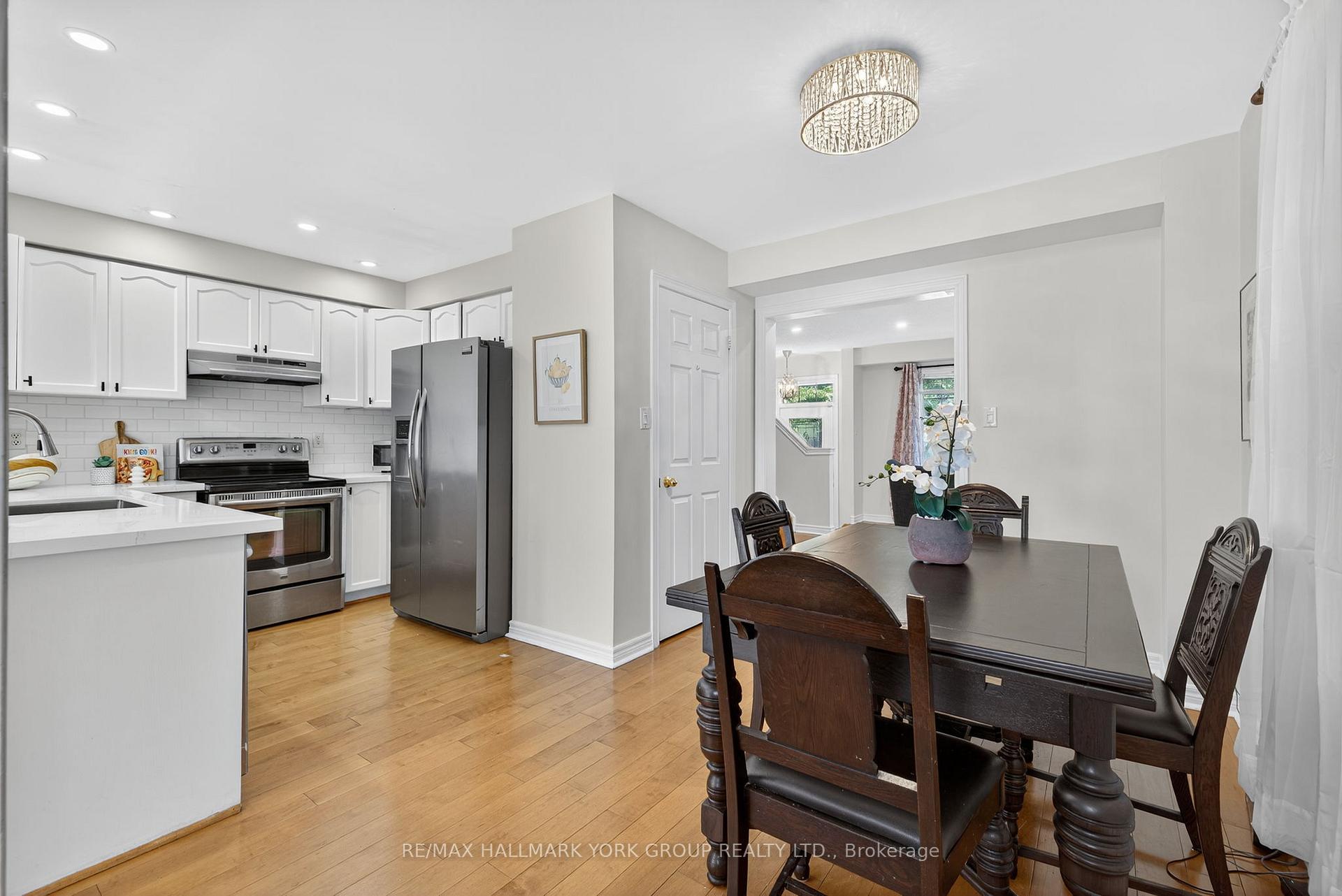 Photo 8 of 393 Hollandview Trail, Aurora, Bayview Wellington — HOMEH