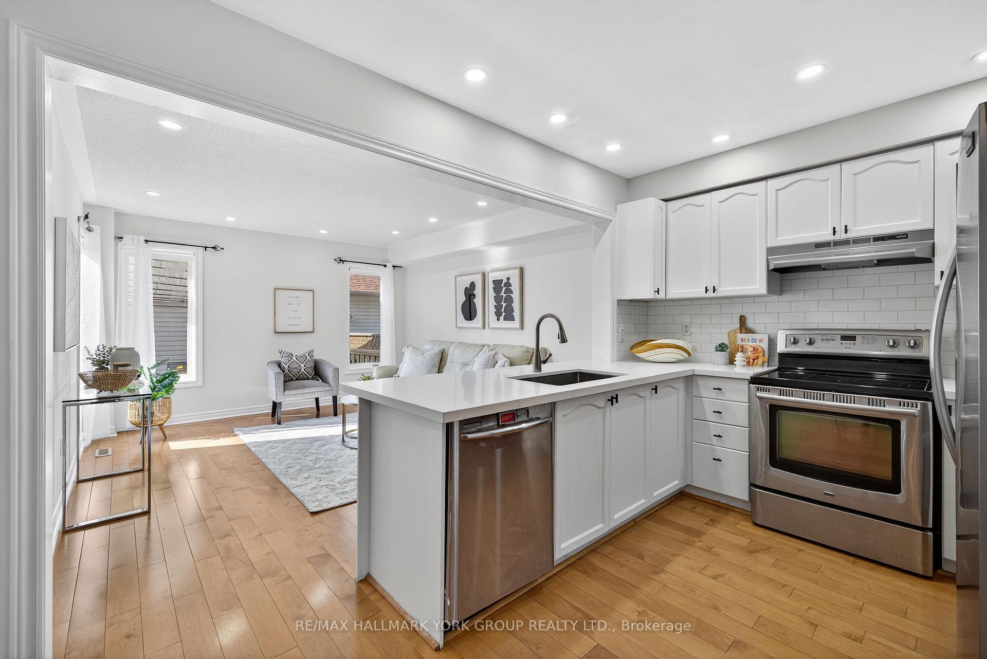 Photo 23 of 393 Hollandview Trail, Aurora, Bayview Wellington — HOMEH