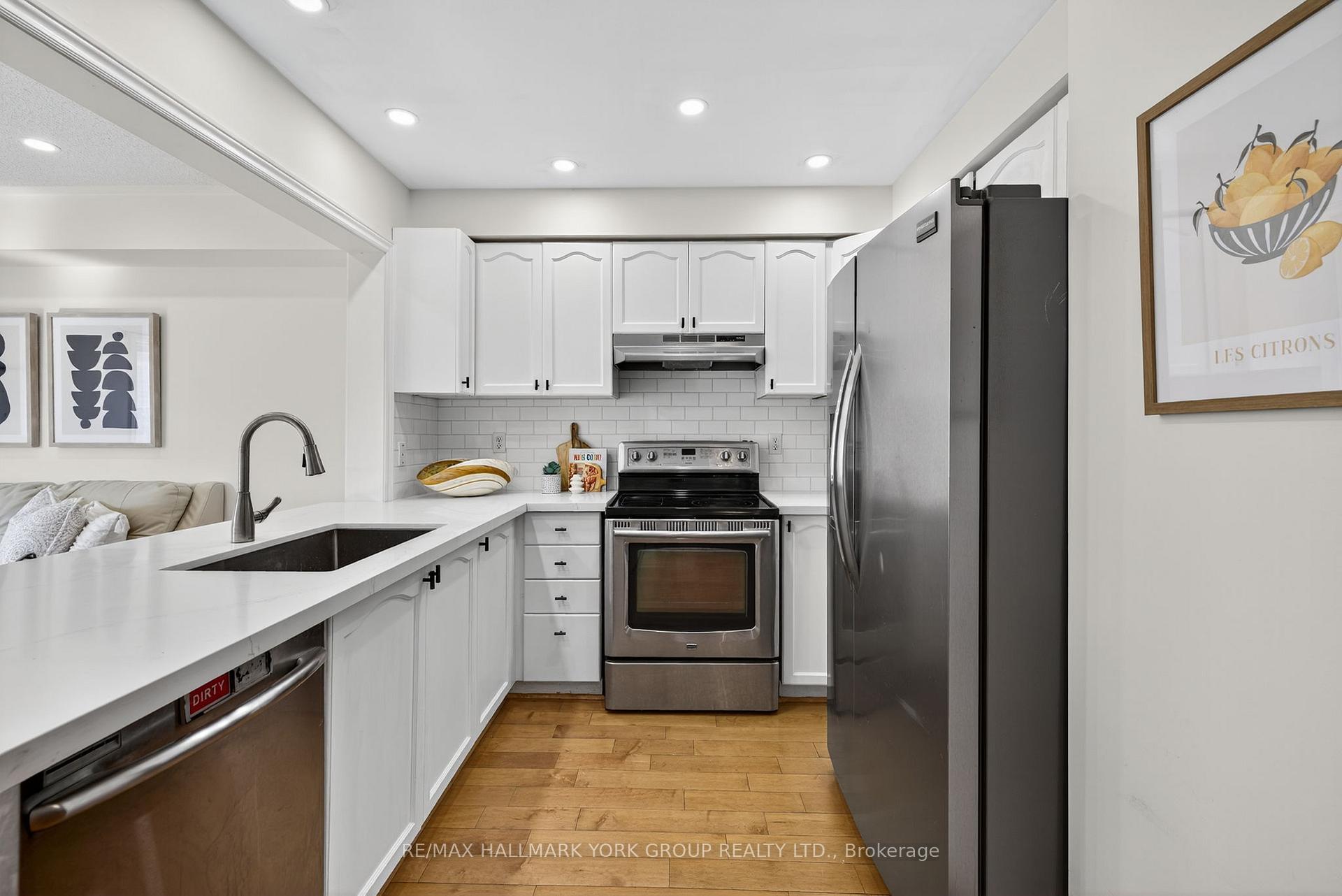 Photo 16 of 393 Hollandview Trail, Aurora, Bayview Wellington — HOMEH