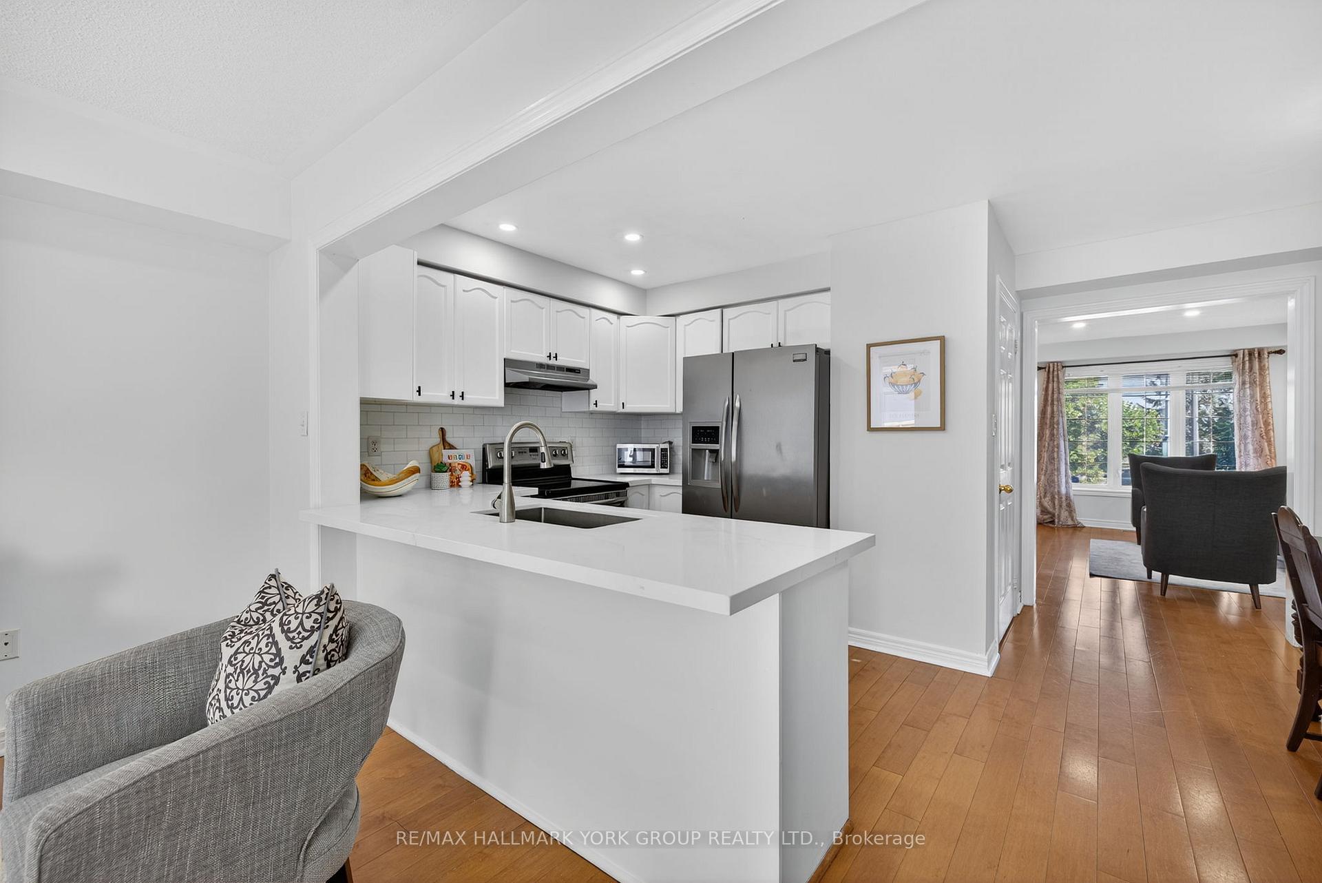 Photo 15 of 393 Hollandview Trail, Aurora, Bayview Wellington — HOMEH