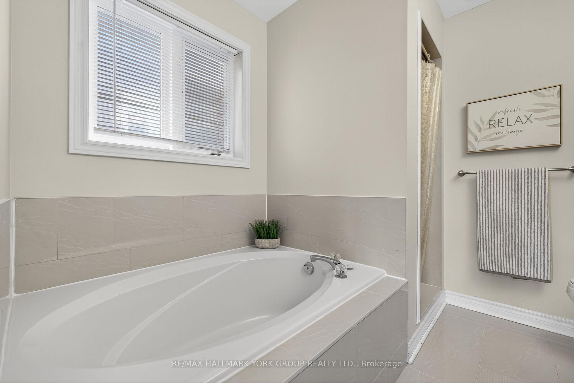 Photo 31 of 393 Hollandview Trail, Aurora, Bayview Wellington — HOMEH