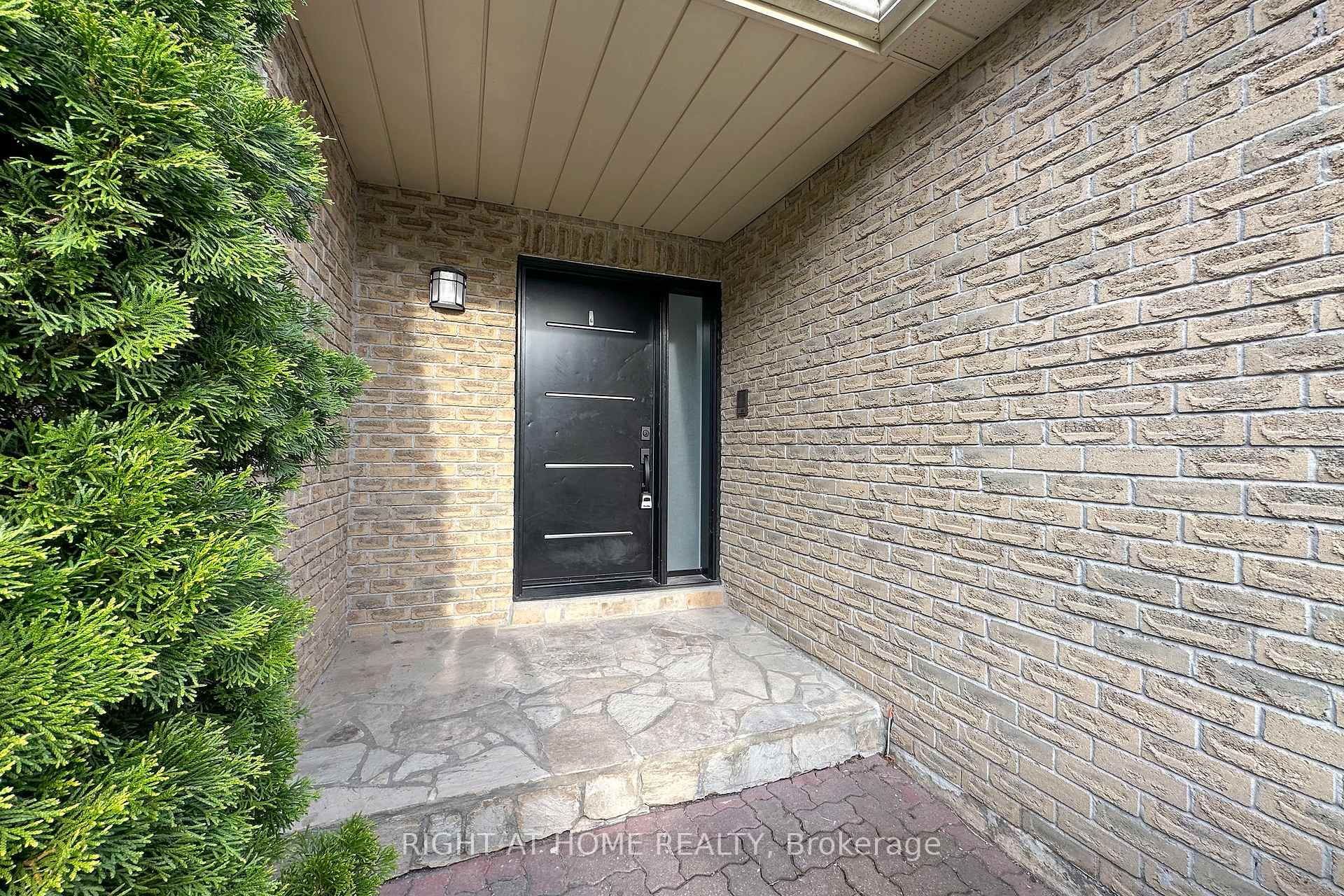 Photo 2 of 861 White Ash Drive, Whitby, Williamsburg — HOMEH