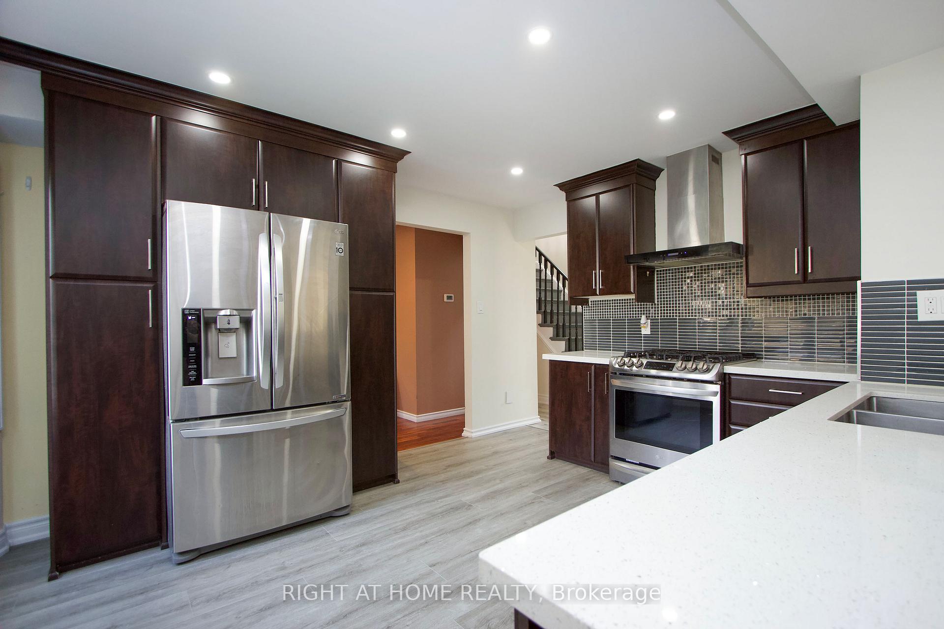 Photo 9 of 861 White Ash Drive, Whitby, Williamsburg — HOMEH