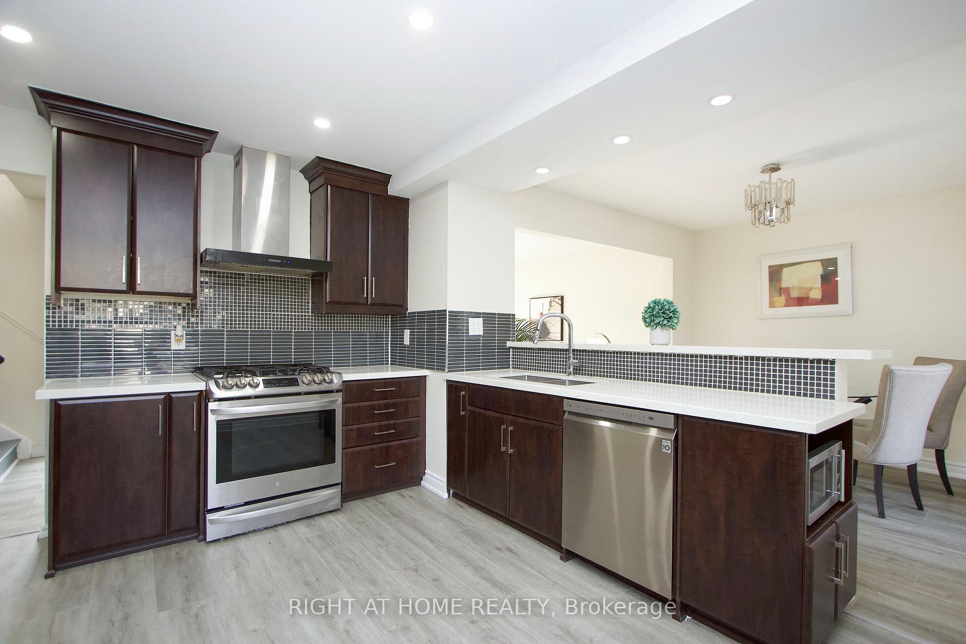 Photo 10 of 861 White Ash Drive, Whitby, Williamsburg — HOMEH
