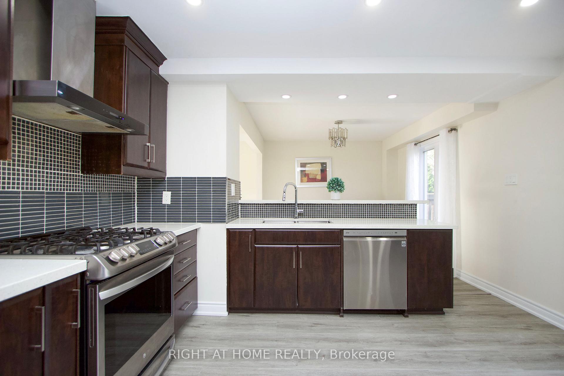Photo 12 of 861 White Ash Drive, Whitby, Williamsburg — HOMEH