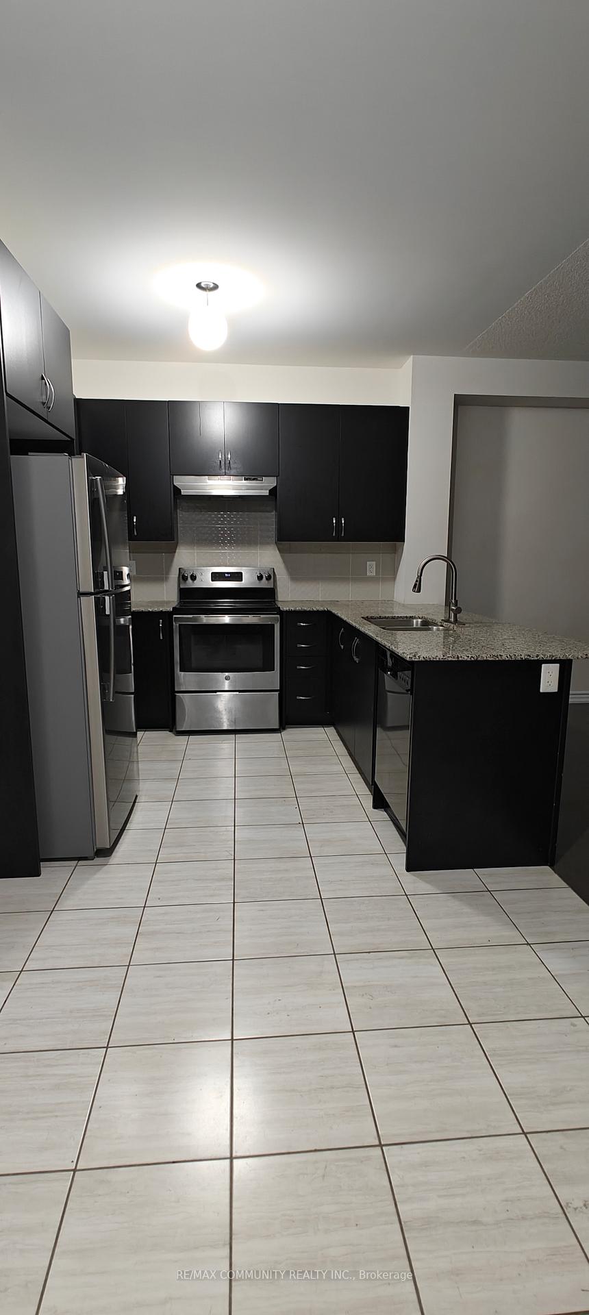 Photo 5 of 10 Coho Drive, Whitby, Lynde Creek — HOMEH