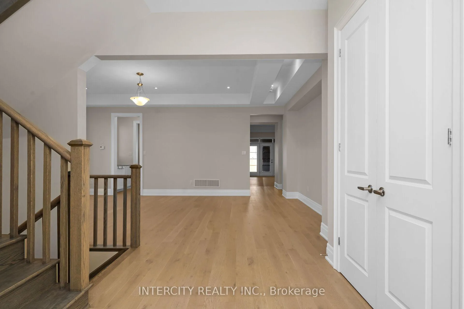 Photo 6 of 2 Pine Heights Drive, Vaughan, Vellore Village — HOMEH