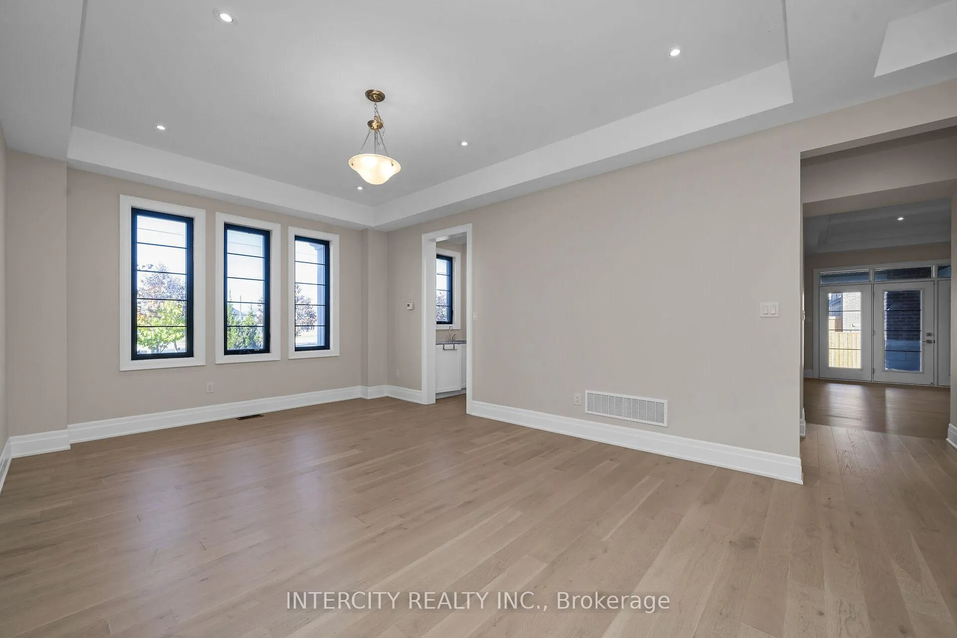 Photo 7 of 2 Pine Heights Drive, Vaughan, Vellore Village — HOMEH