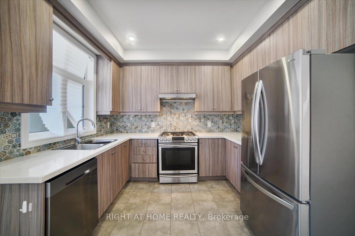 Photo 14 of 93 Grand Trunk Avenue, Vaughan, Patterson — HOMEH