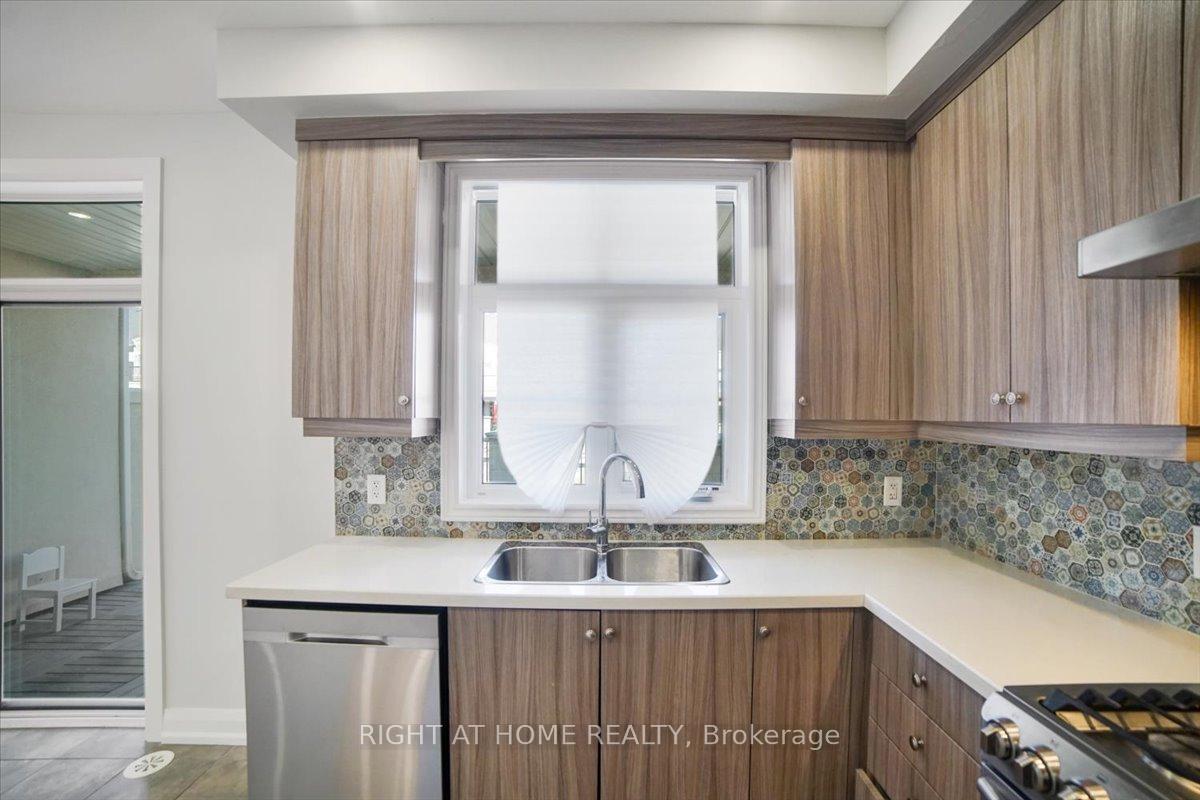 Photo 15 of 93 Grand Trunk Avenue, Vaughan, Patterson — HOMEH