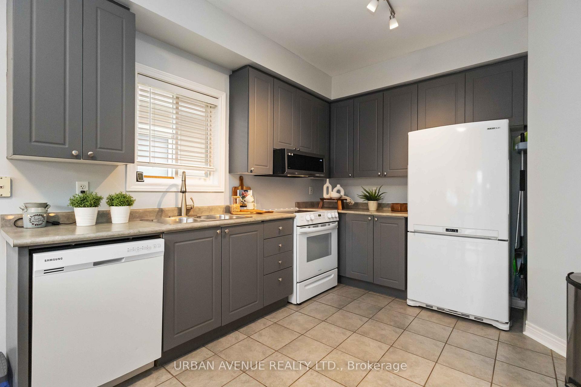 Photo 7 of 25 Bianca Drive, Whitby, Brooklin — HOMEH