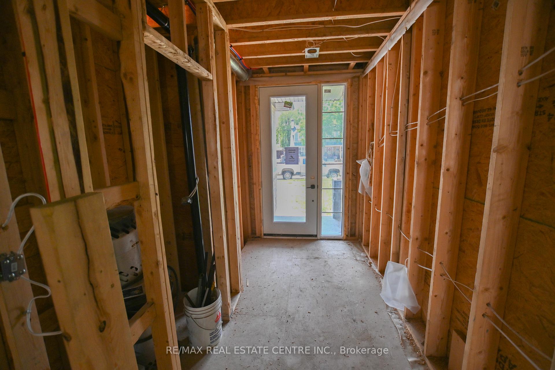 Photo 3 of 26 Rainbow Drive, Vaughan, West Woodbridge — HOMEH