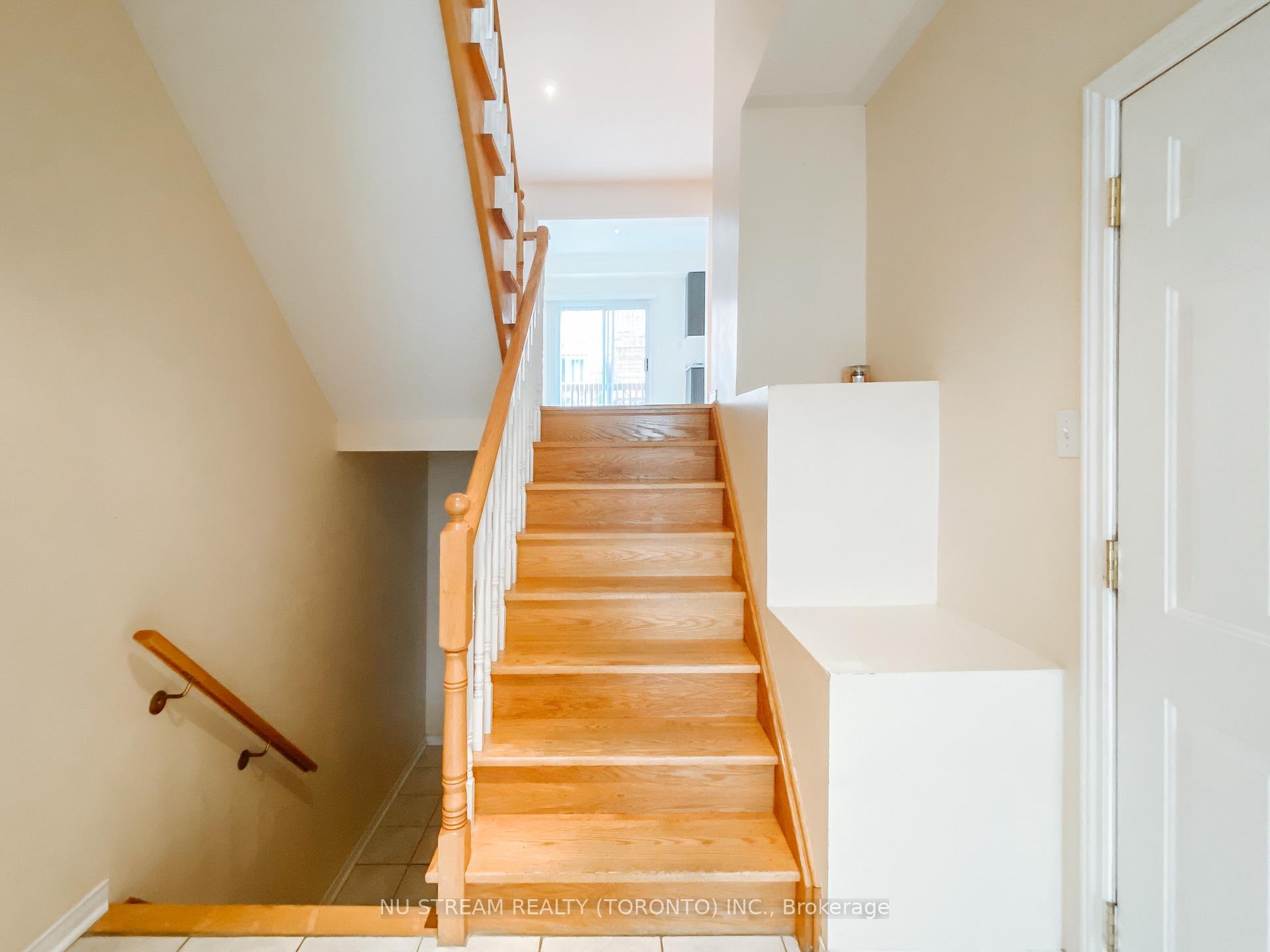 Photo 2 of 130 Foxchase Avenue, Vaughan, East Woodbridge — HOMEH