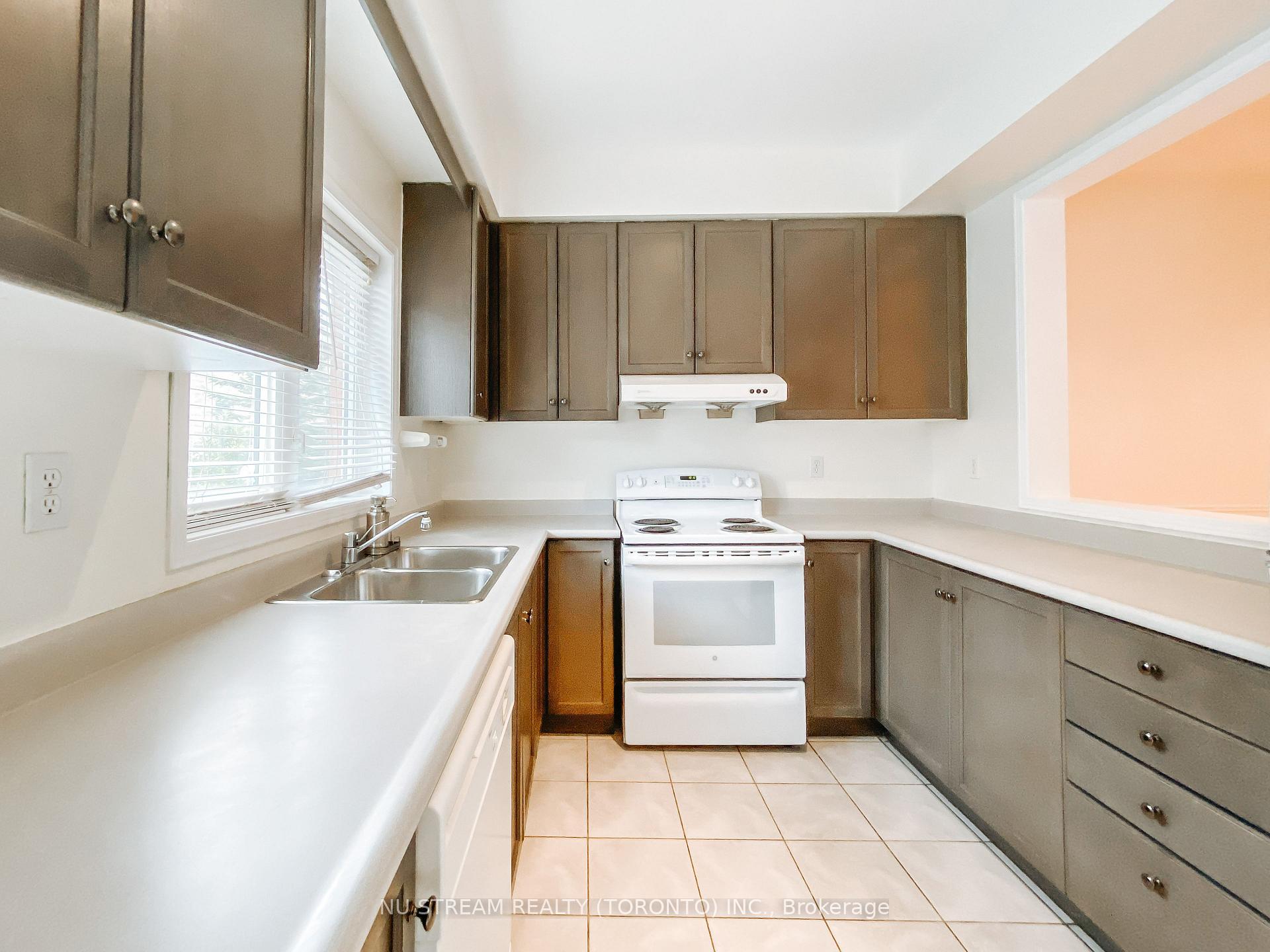 Photo 5 of 130 Foxchase Avenue, Vaughan, East Woodbridge — HOMEH