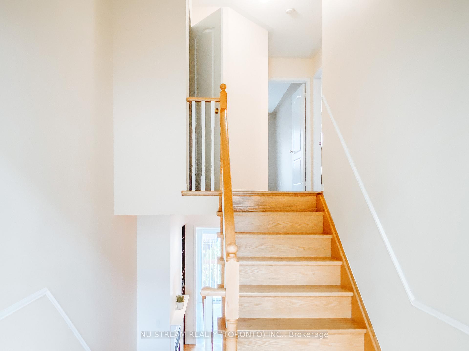 Photo 8 of 130 Foxchase Avenue, Vaughan, East Woodbridge — HOMEH