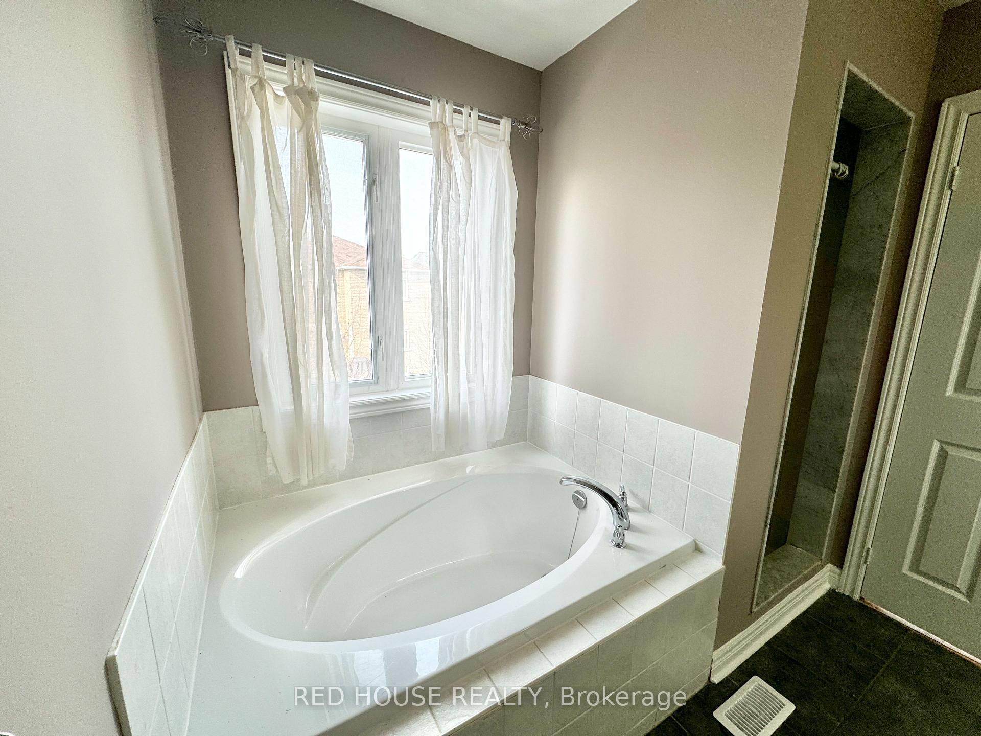Photo 21 of 54 Strauss Road, Vaughan, Patterson — HOMEH