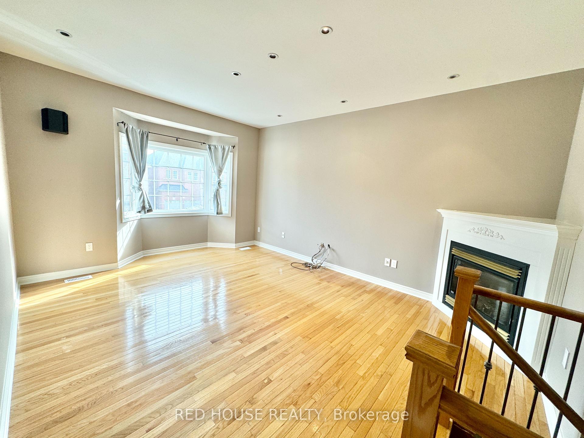 Photo 22 of 54 Strauss Road, Vaughan, Patterson — HOMEH