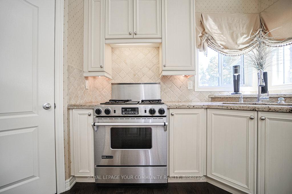 Photo 11 of 17 Sturgess Crescent, Whitby, Brooklin — HOMEH