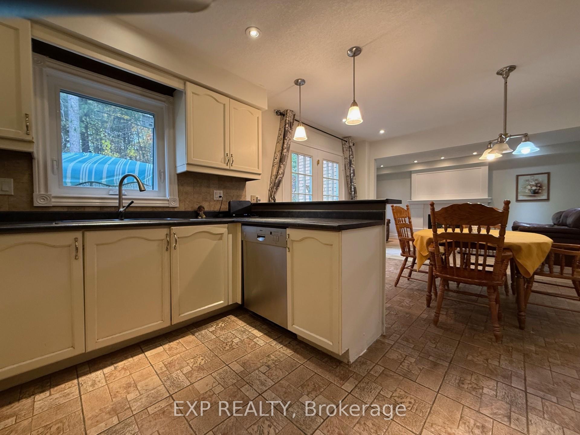 Photo 9 of Unit A, 58 Moore Place, Barrie, Letitia Heights — HOMEH