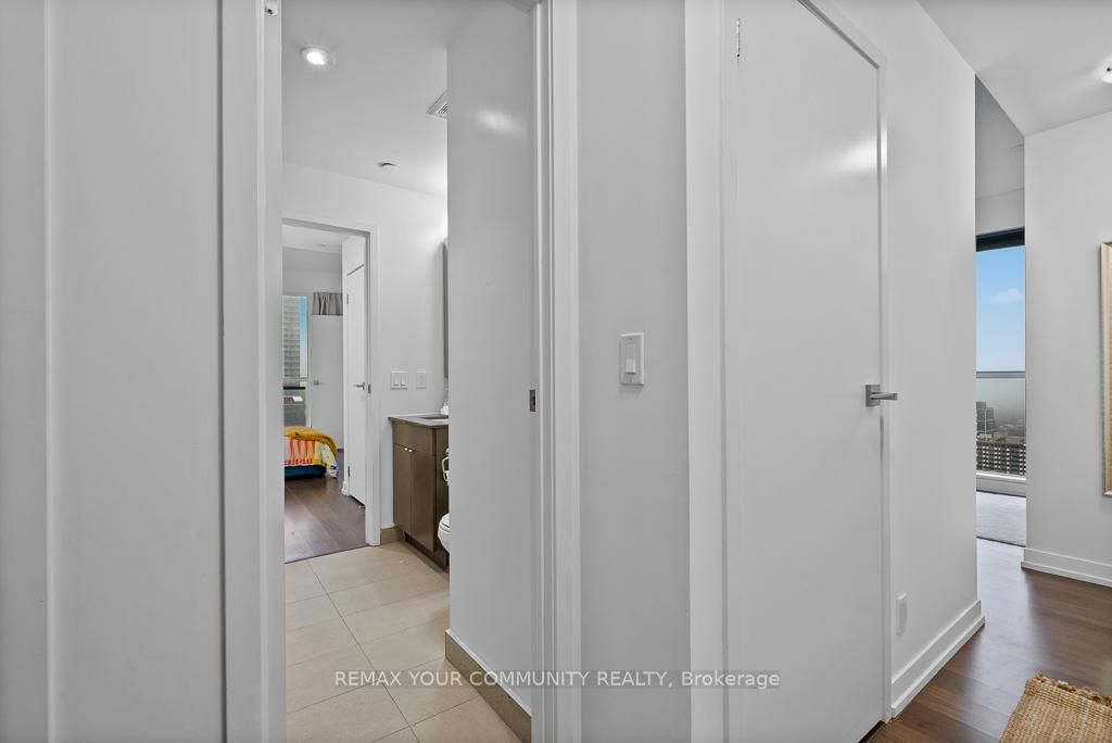Photo 5 of Unit 2215, 98 Lillian St, Toronto, Mount Pleasant West — HOMEH