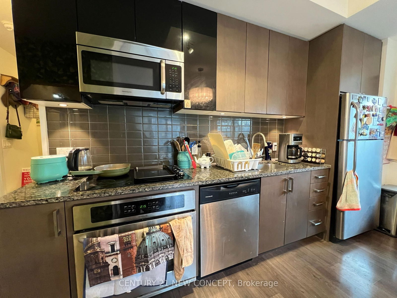 Photo 4 of Unit 812, 98 Lillian St, Toronto, Mount Pleasant West — HOMEH